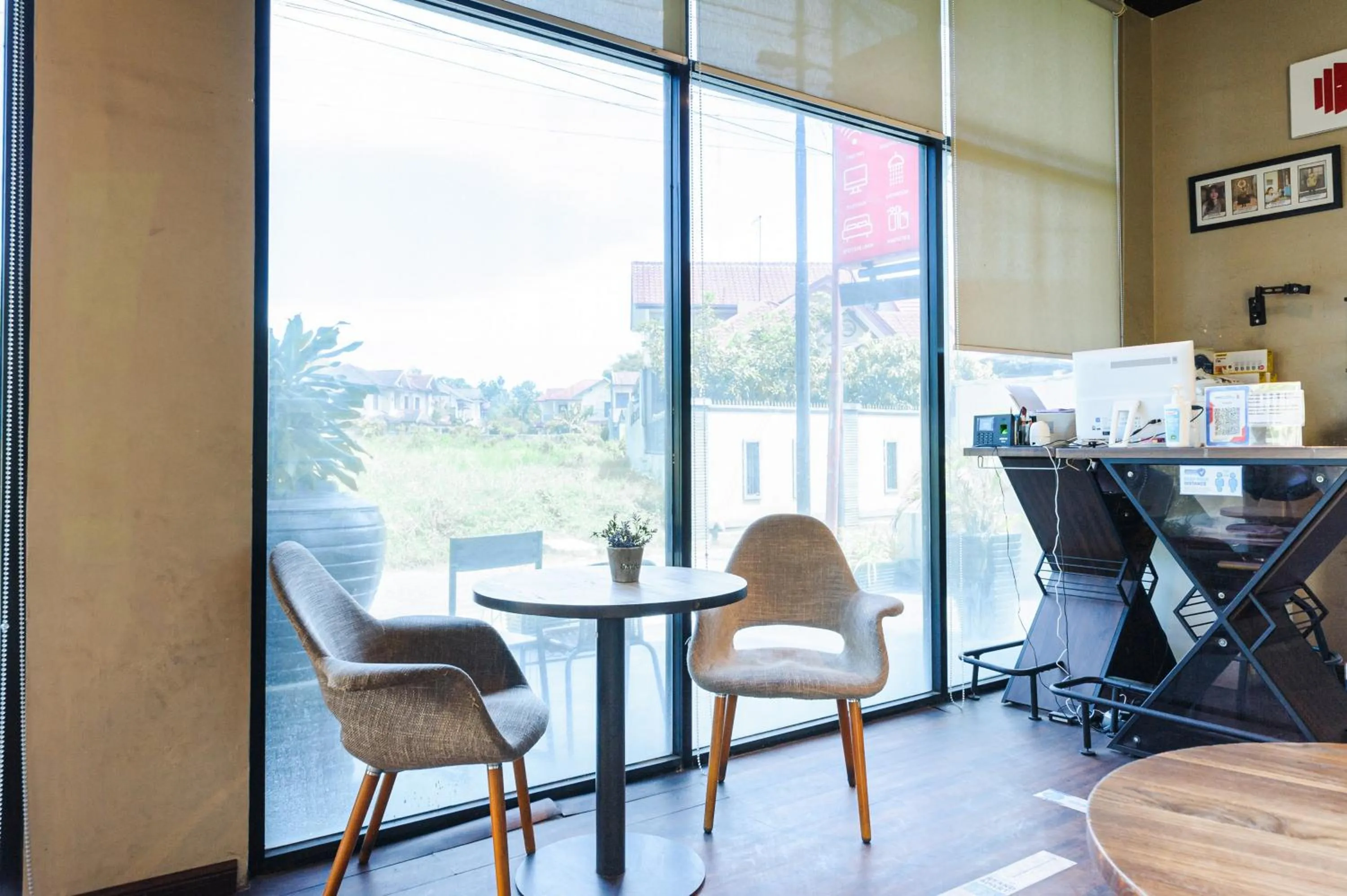 Seating area in RedDoorz Plus near Universitas Sumatera Utara