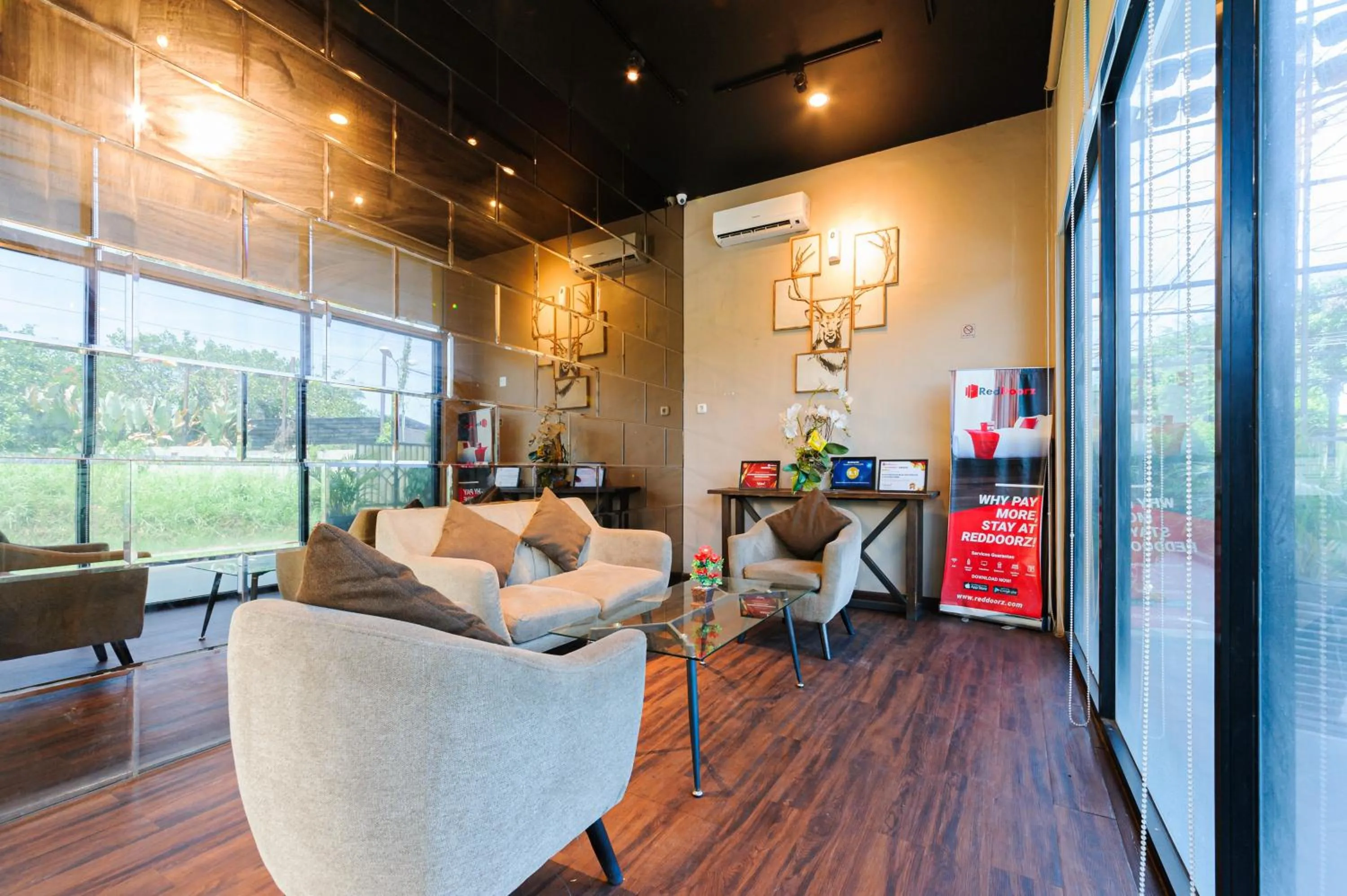 Seating area in RedDoorz Plus near Universitas Sumatera Utara