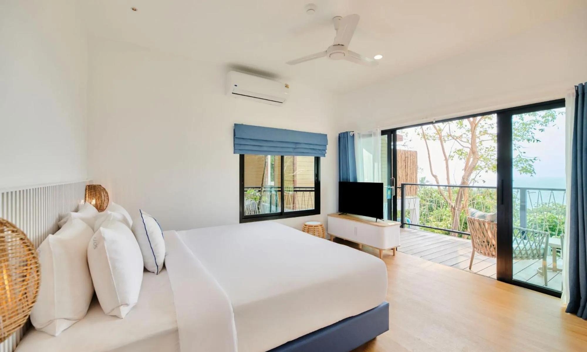 Photo of the whole room, Bed in Lub d Koh Tao Tanote Bay