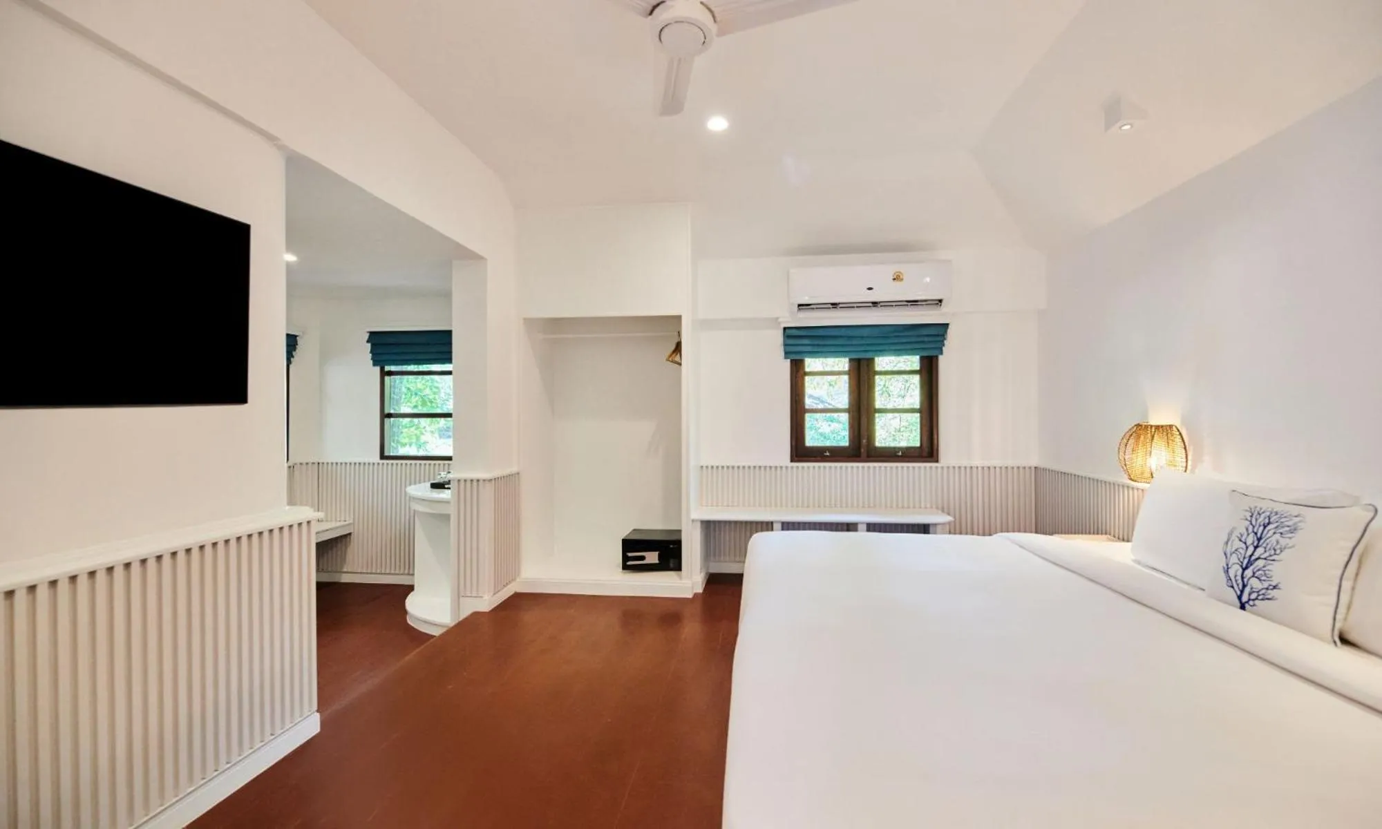 Photo of the whole room, Bed in Lub d Koh Tao Tanote Bay