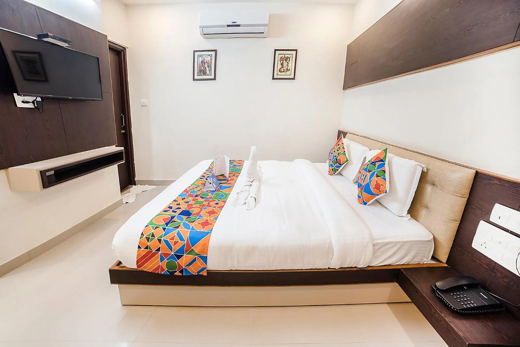 TV and multimedia in Hotel Suraj Palace