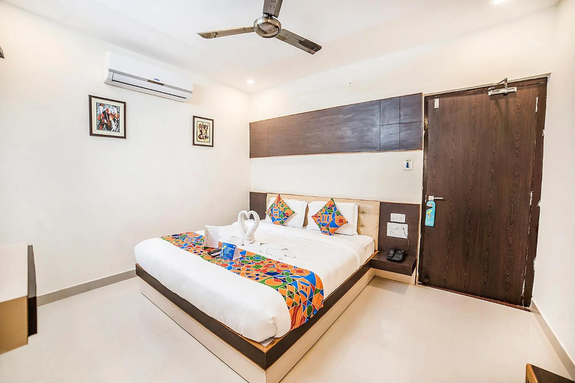 TV and multimedia in Hotel Suraj Palace