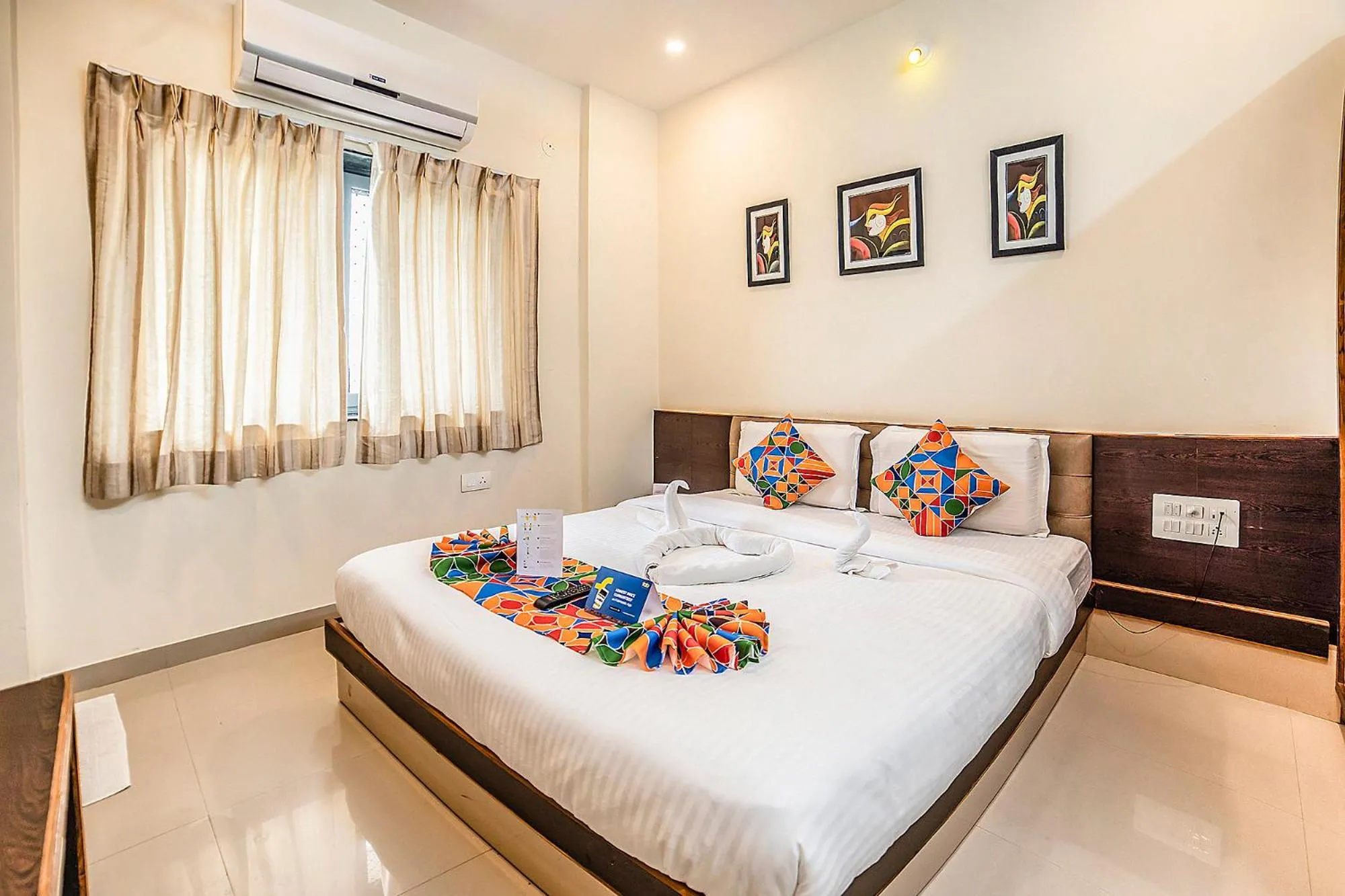TV and multimedia in Hotel Suraj Palace