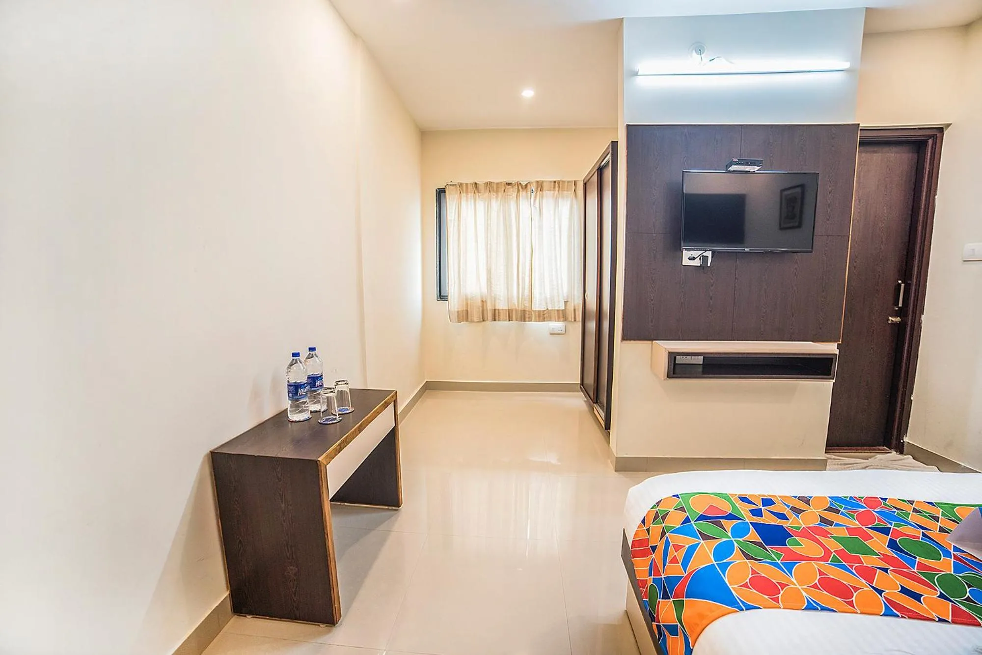 TV and multimedia in Hotel Suraj Palace