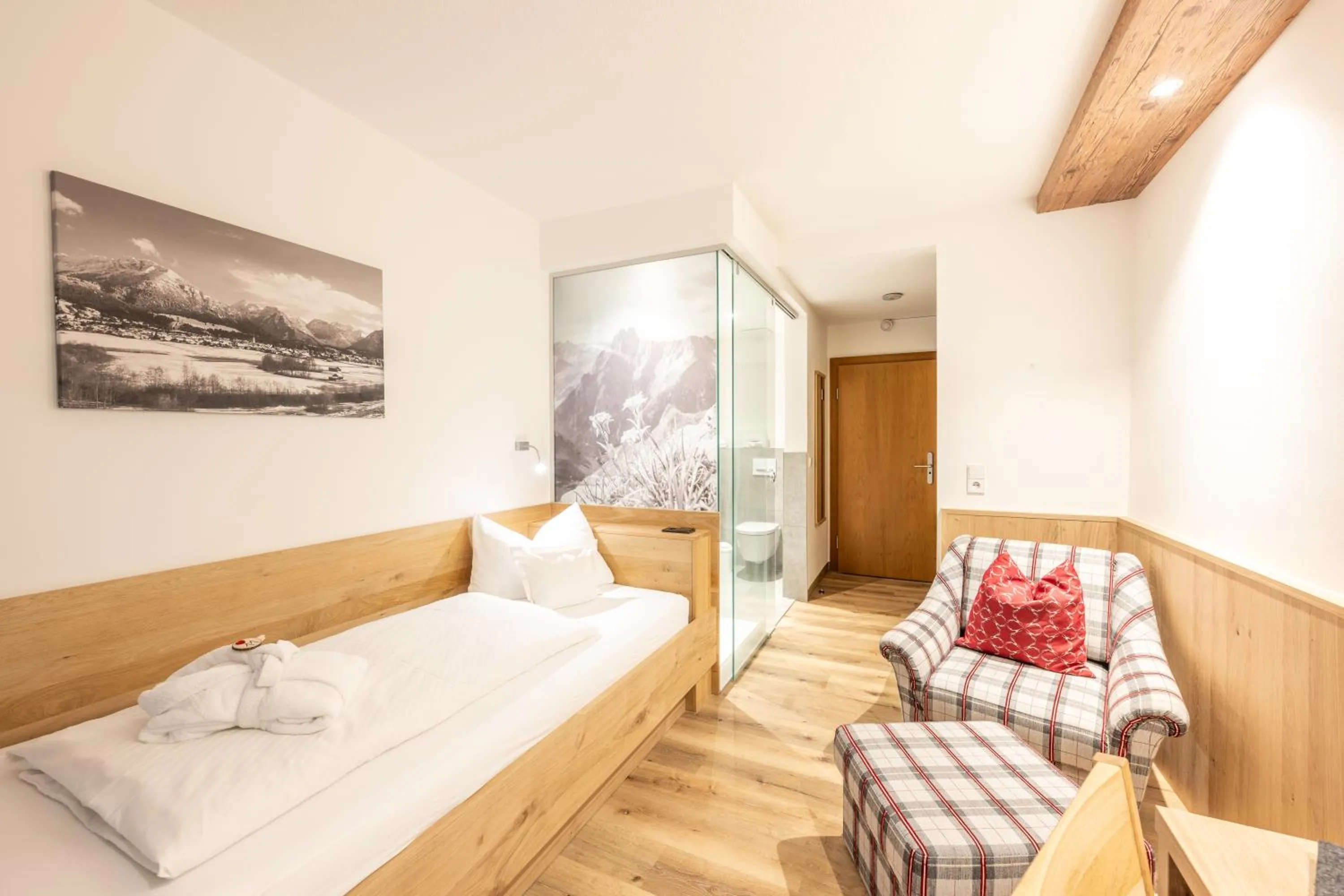 Photo of the whole room, Bed in Hotel Garni Schellenberg