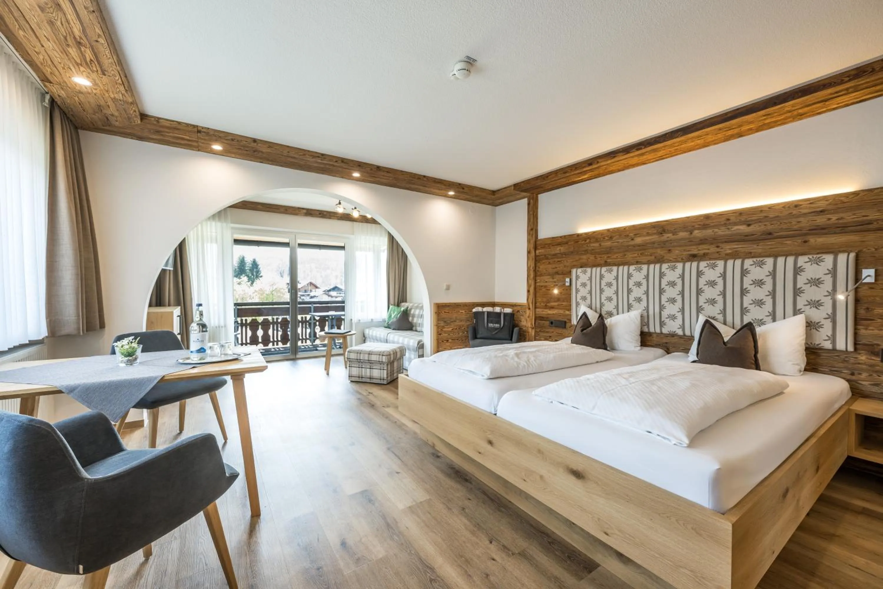 Photo of the whole room, Bed in Hotel Garni Schellenberg