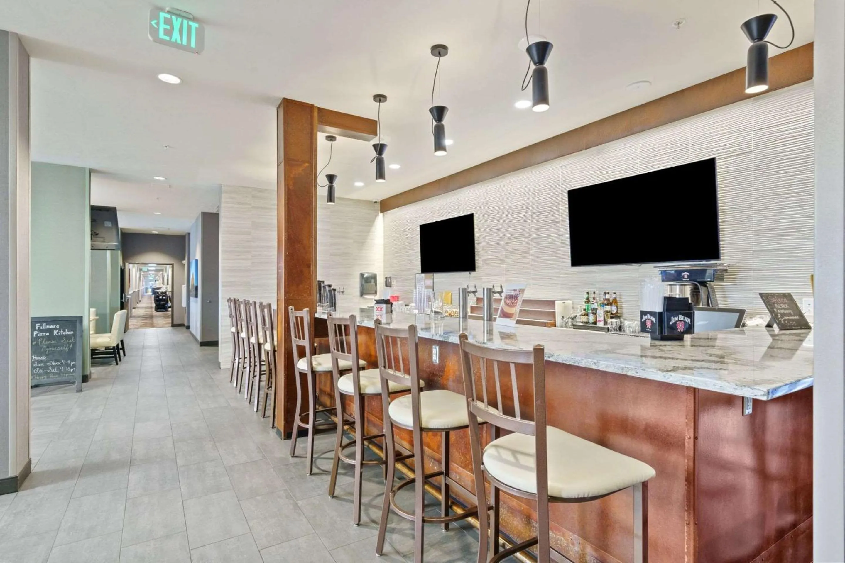 Lounge or bar in Best Western Plus Fillmore Inn & Suites