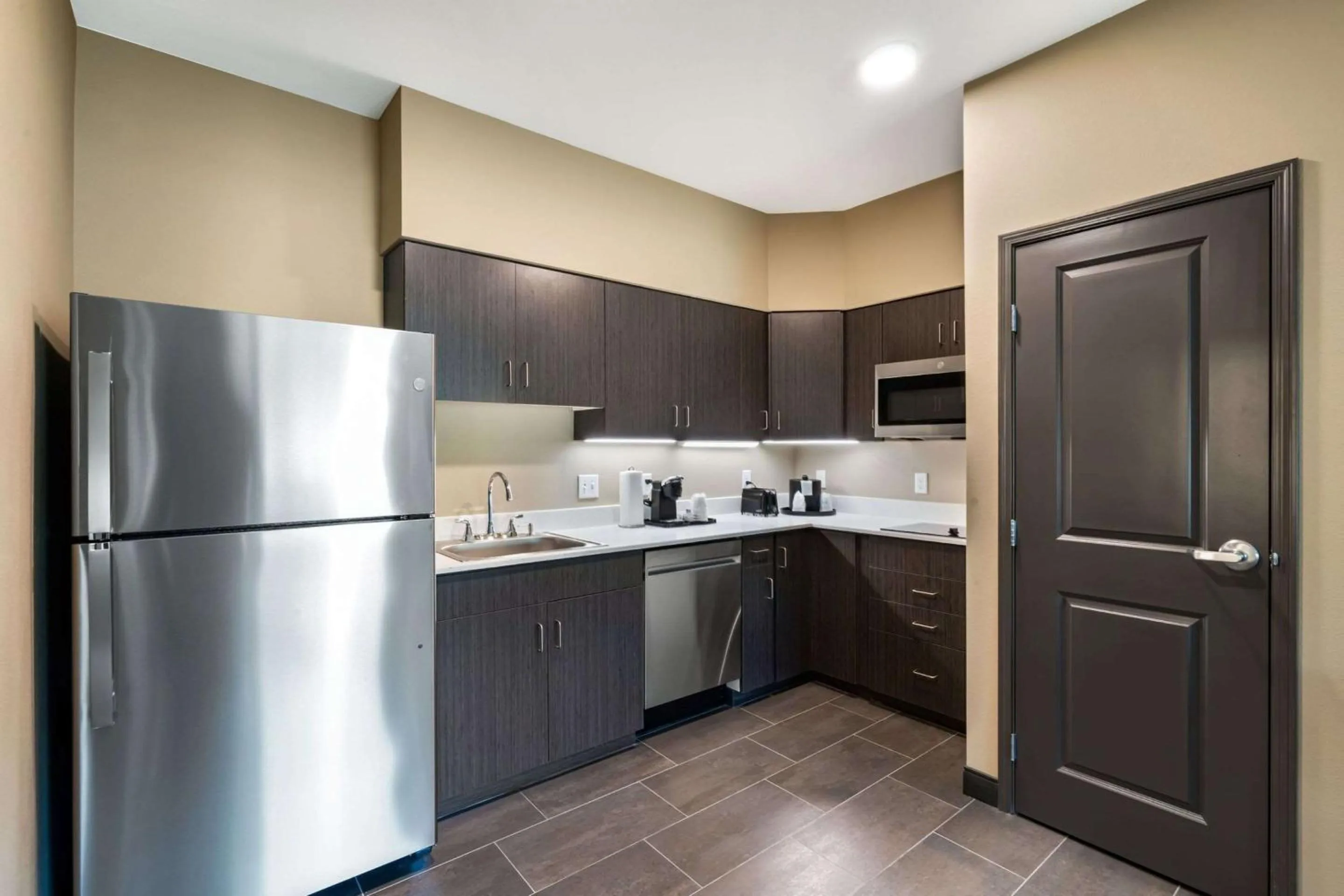 Kitchen or kitchenette in Best Western Plus Fillmore Inn & Suites