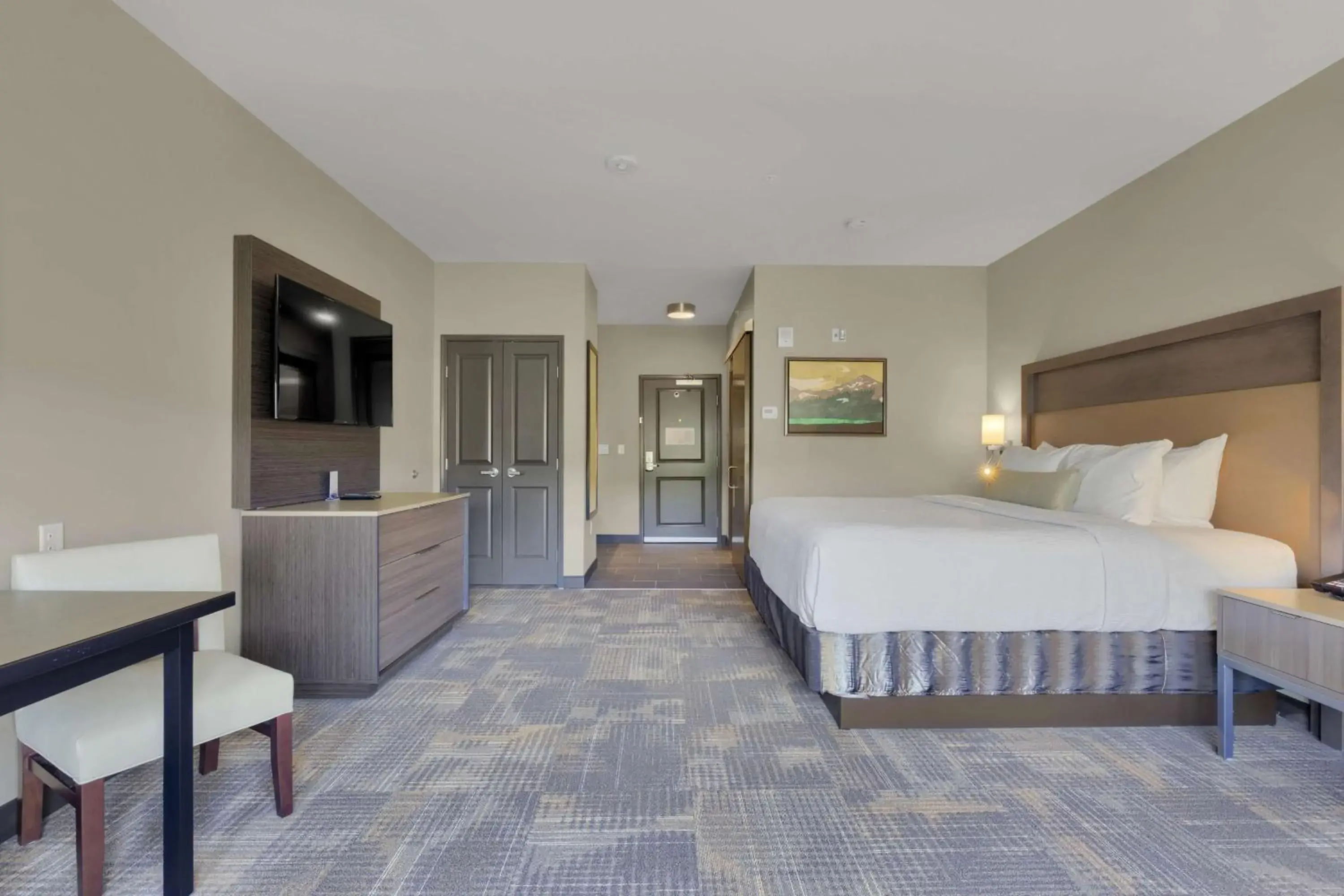 Kitchen or kitchenette, Bed in Best Western Plus Fillmore Inn & Suites Kitchen or kitchenette, Bed in Best Western Plus Fillmore Inn & Suites
