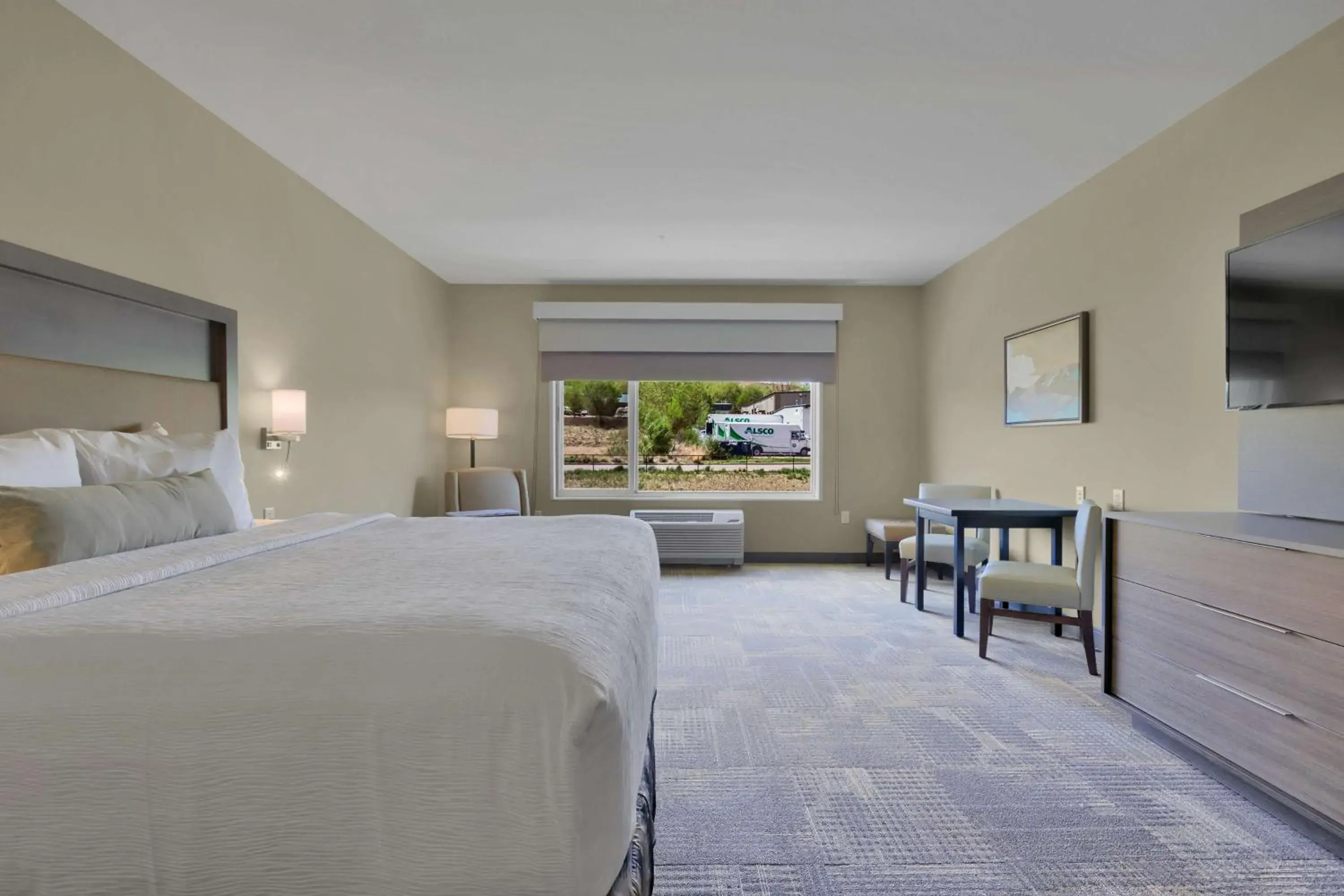 Kitchen or kitchenette, Bed in Best Western Plus Fillmore Inn & Suites Kitchen or kitchenette, Bed in Best Western Plus Fillmore Inn & Suites