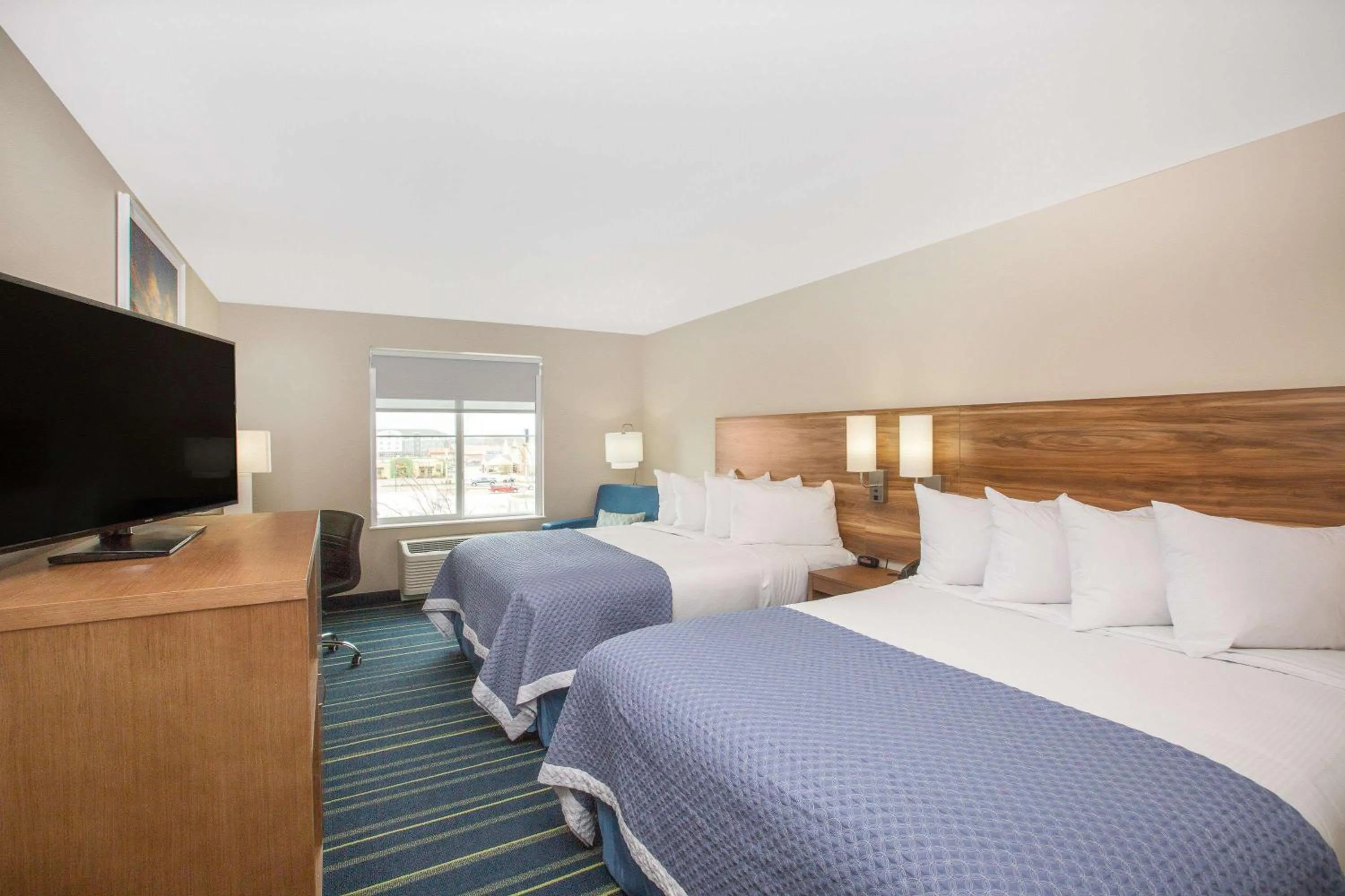 Photo of the whole room, Bed in Days Inn & Suites by Wyndham Kearney NE