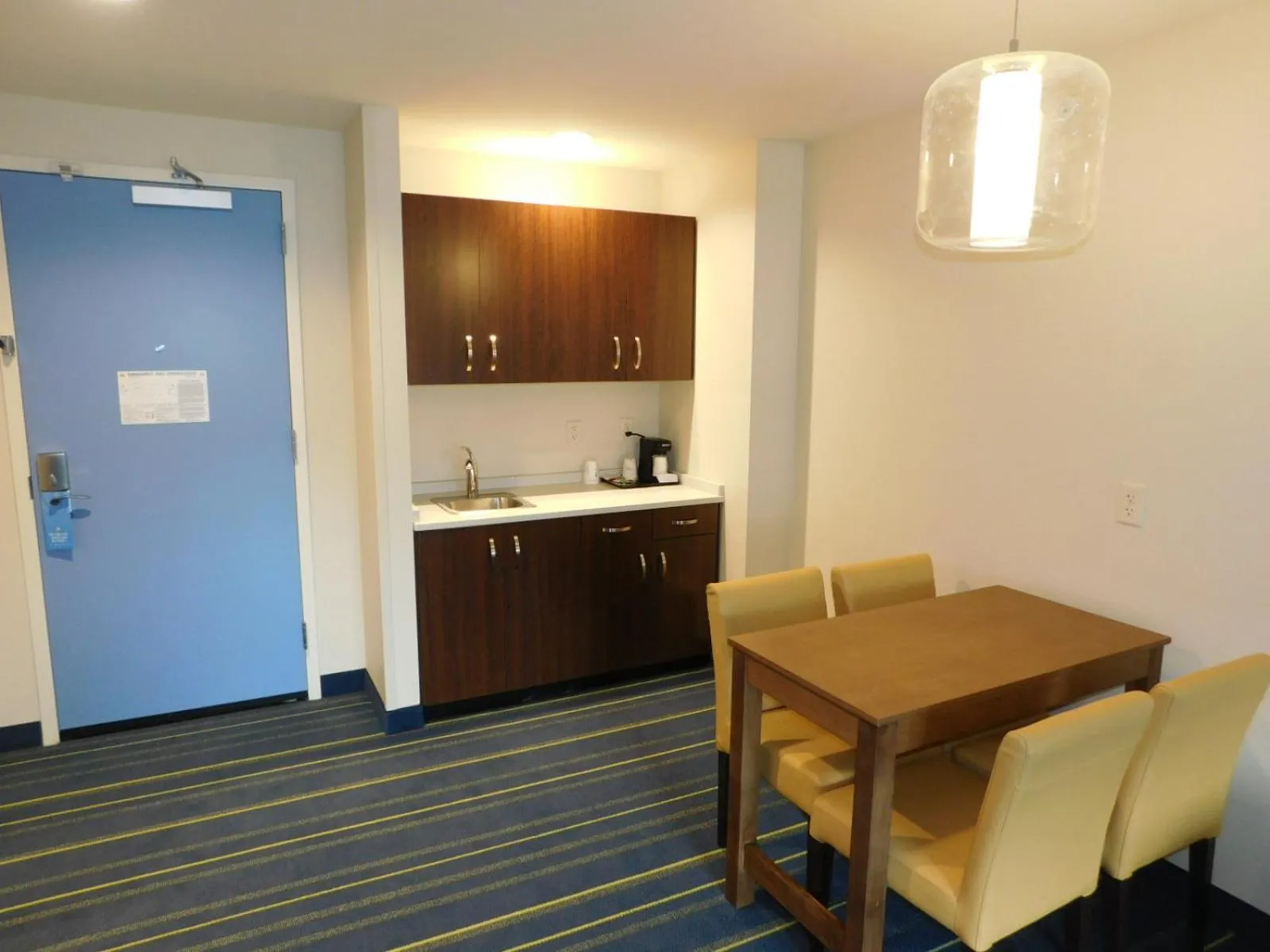 Kitchen or kitchenette in Days Inn & Suites by Wyndham Kearney NE