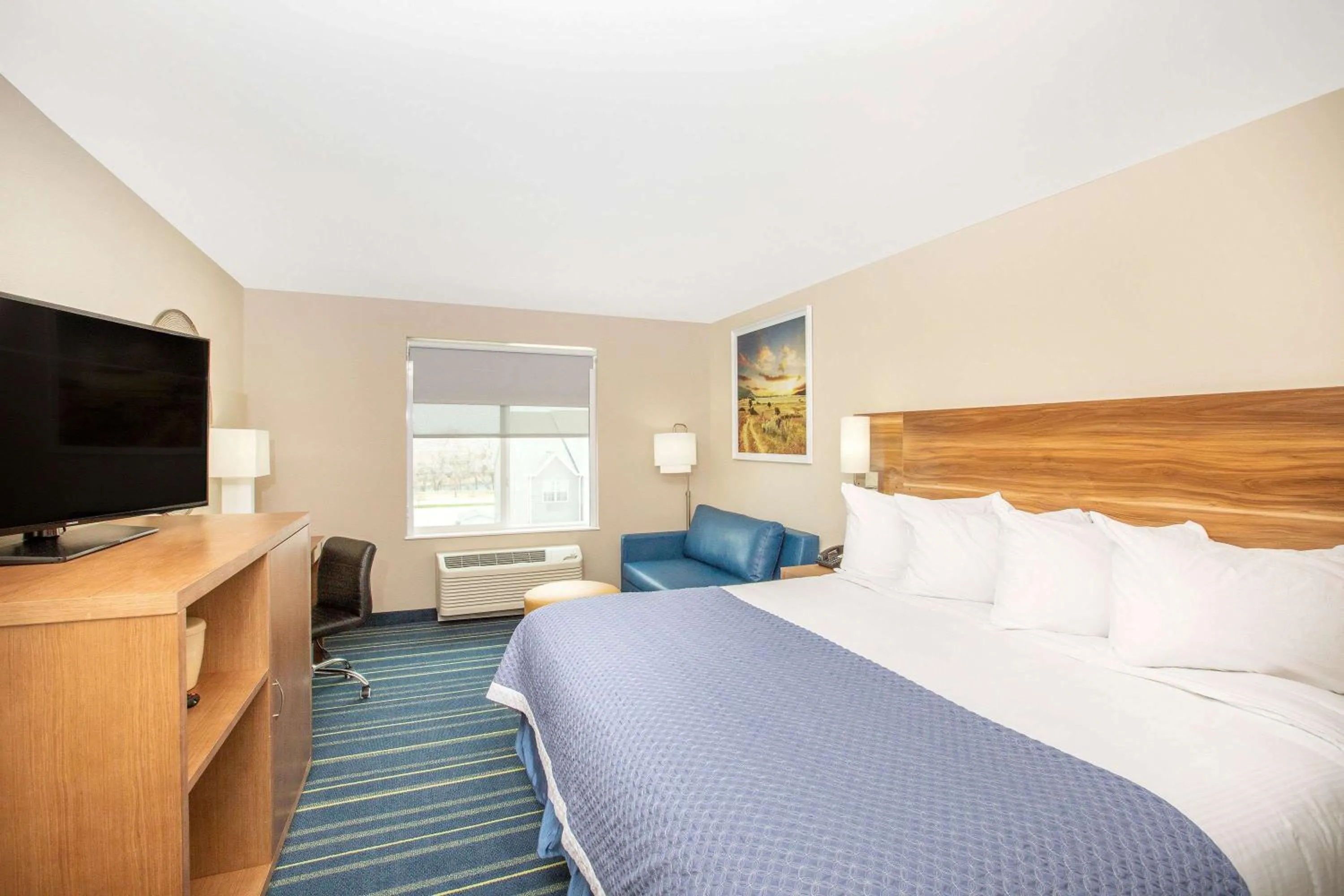 Photo of the whole room, Bed in Days Inn & Suites by Wyndham Kearney NE