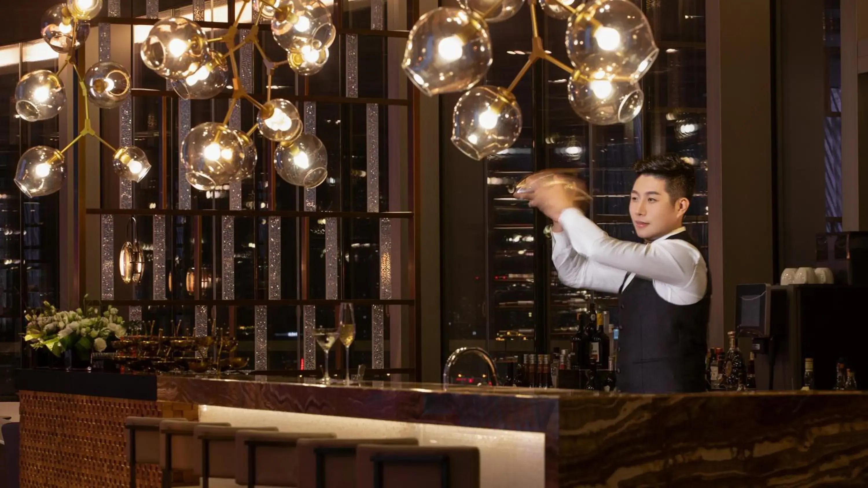 Lounge or bar in InterContinental Tianjin Yujiapu Hotel & Residences by IHG Lounge or bar in InterContinental Tianjin Yujiapu Hotel & Residences by IHG