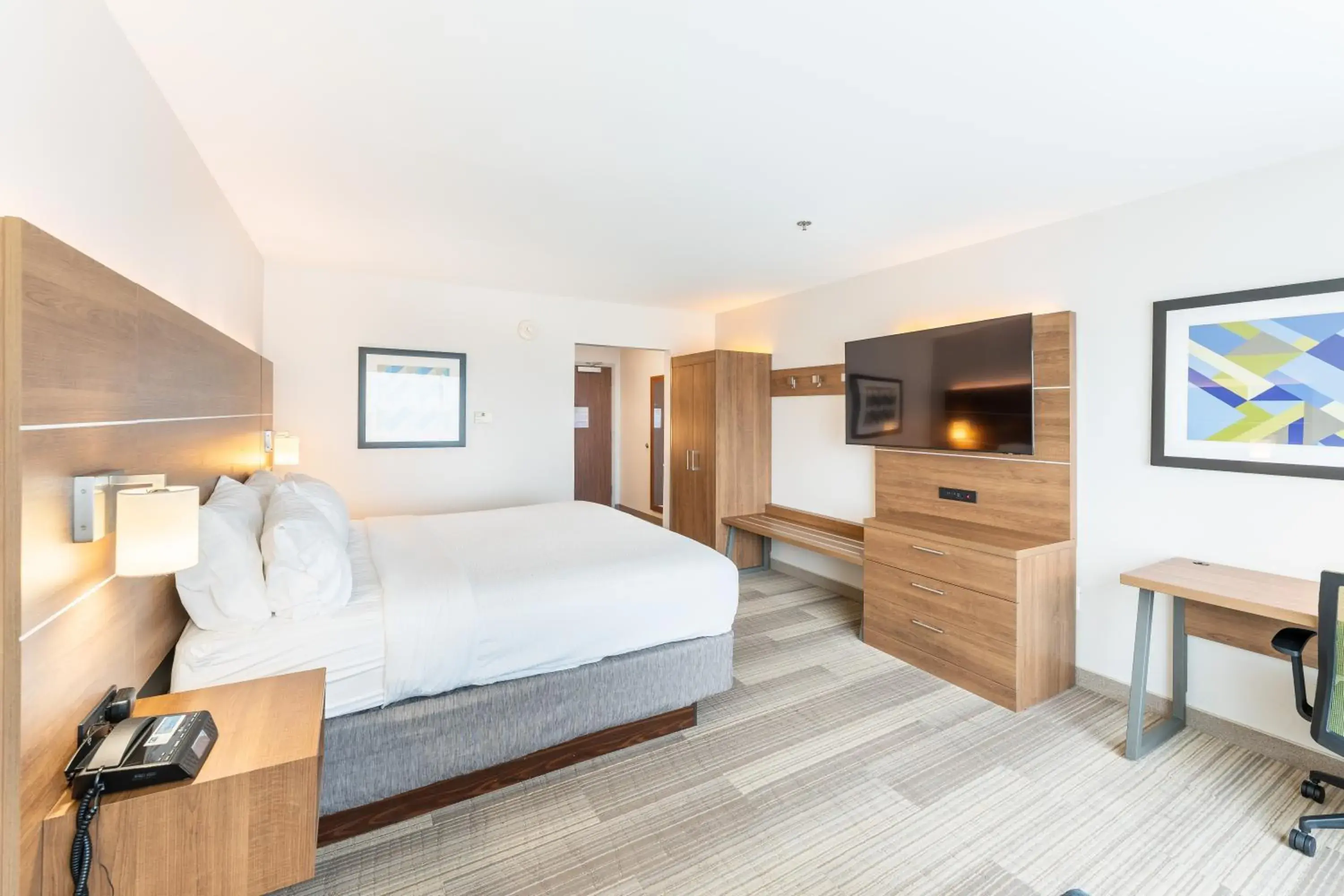 Standard King Room with Mobility Accessible Tub in Holiday Inn Express & Suites Nashville North - Springfield by IHG Standard King Room with Mobility Accessible Tub in Holiday Inn Express & Suites Nashville North - Springfield by IHG