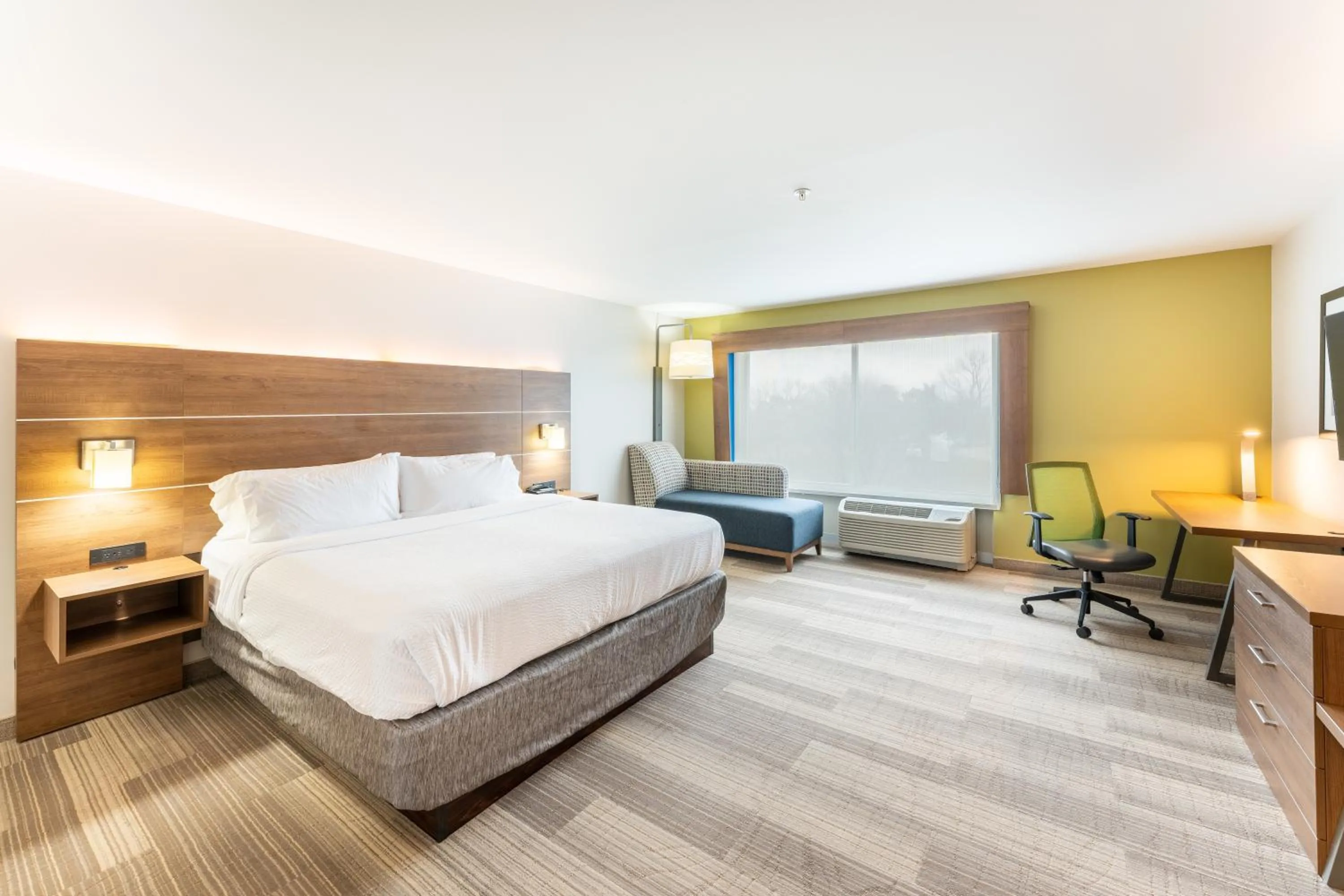 Bed in Holiday Inn Express & Suites Nashville North - Springfield by IHG