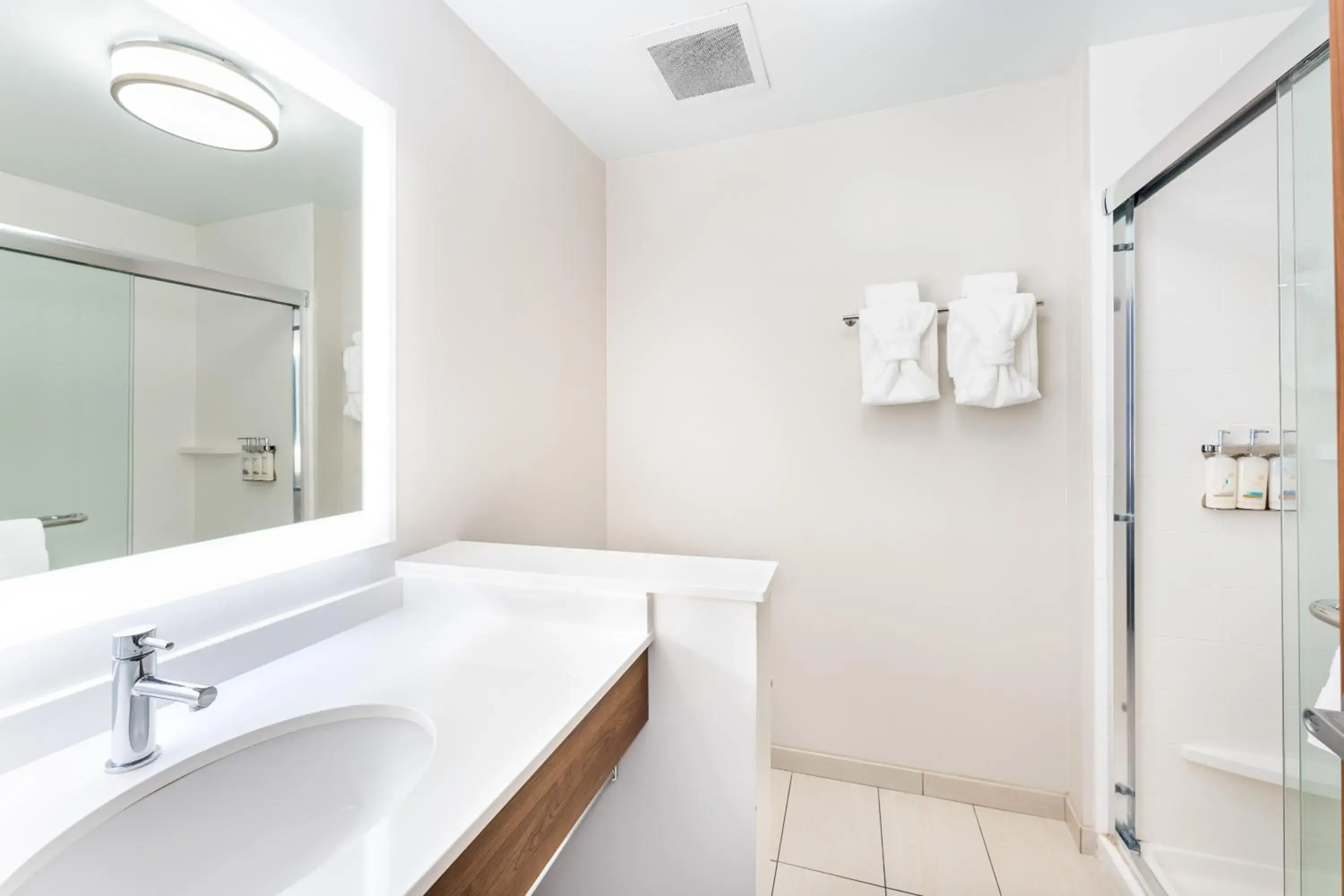 Queen Room with Two Queen Beds - Hearing Accessible/Non-Smoking in Holiday Inn Express & Suites Nashville North - Springfield by IHG Queen Room with Two Queen Beds - Hearing Accessible/Non-Smoking in Holiday Inn Express & Suites Nashville North - Springfield by IHG