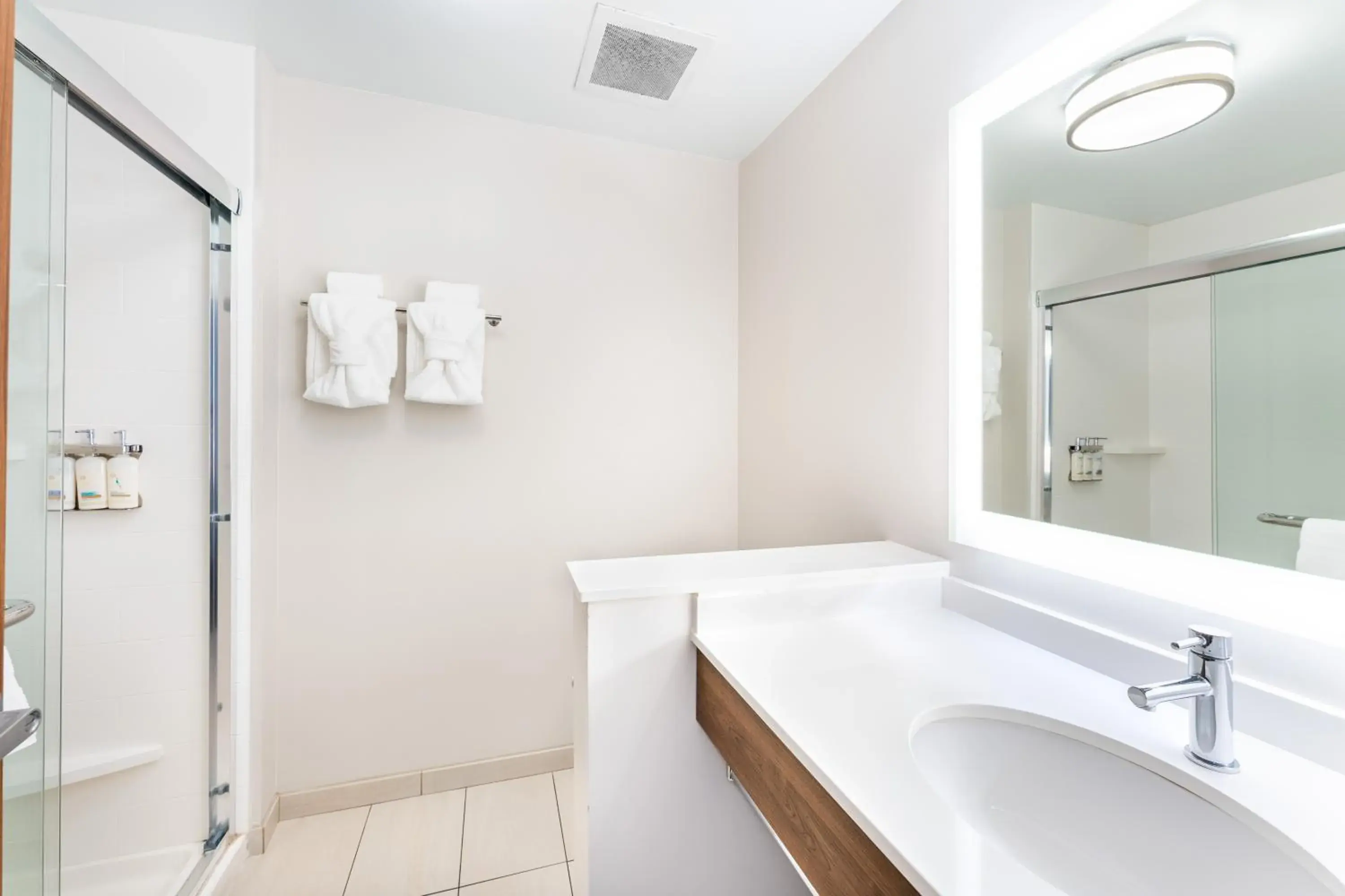 Standard Room with Two Queen Beds in Holiday Inn Express & Suites Nashville North - Springfield by IHG Standard Room with Two Queen Beds in Holiday Inn Express & Suites Nashville North - Springfield by IHG