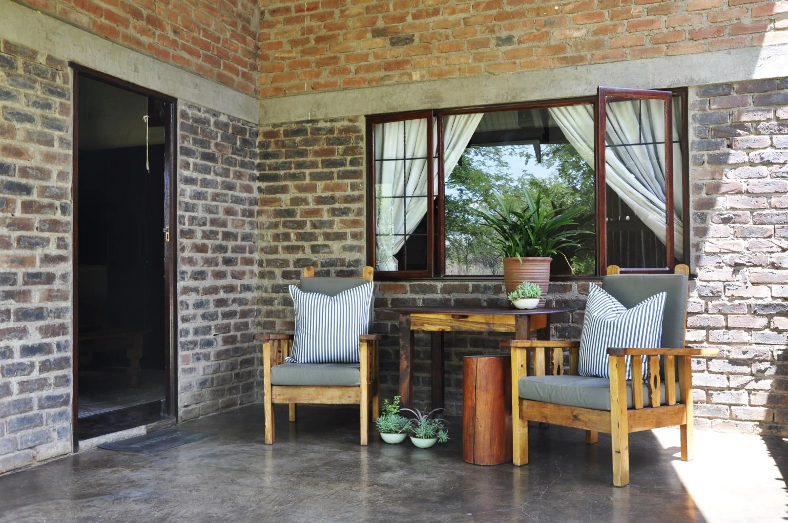 Patio in Grincourt B&B- with No Load shedding