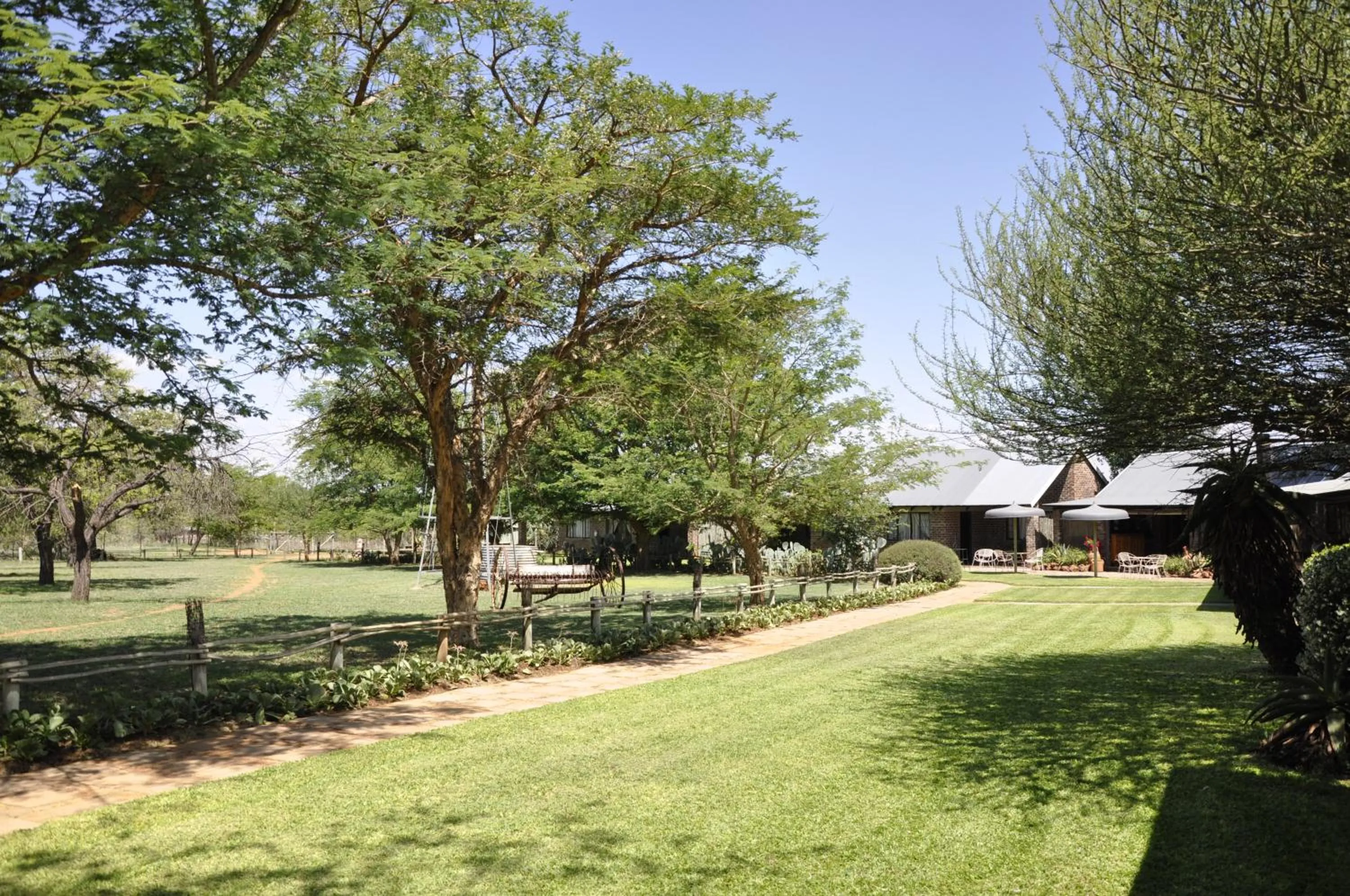 Garden view in Grincourt B&B- with No Load shedding