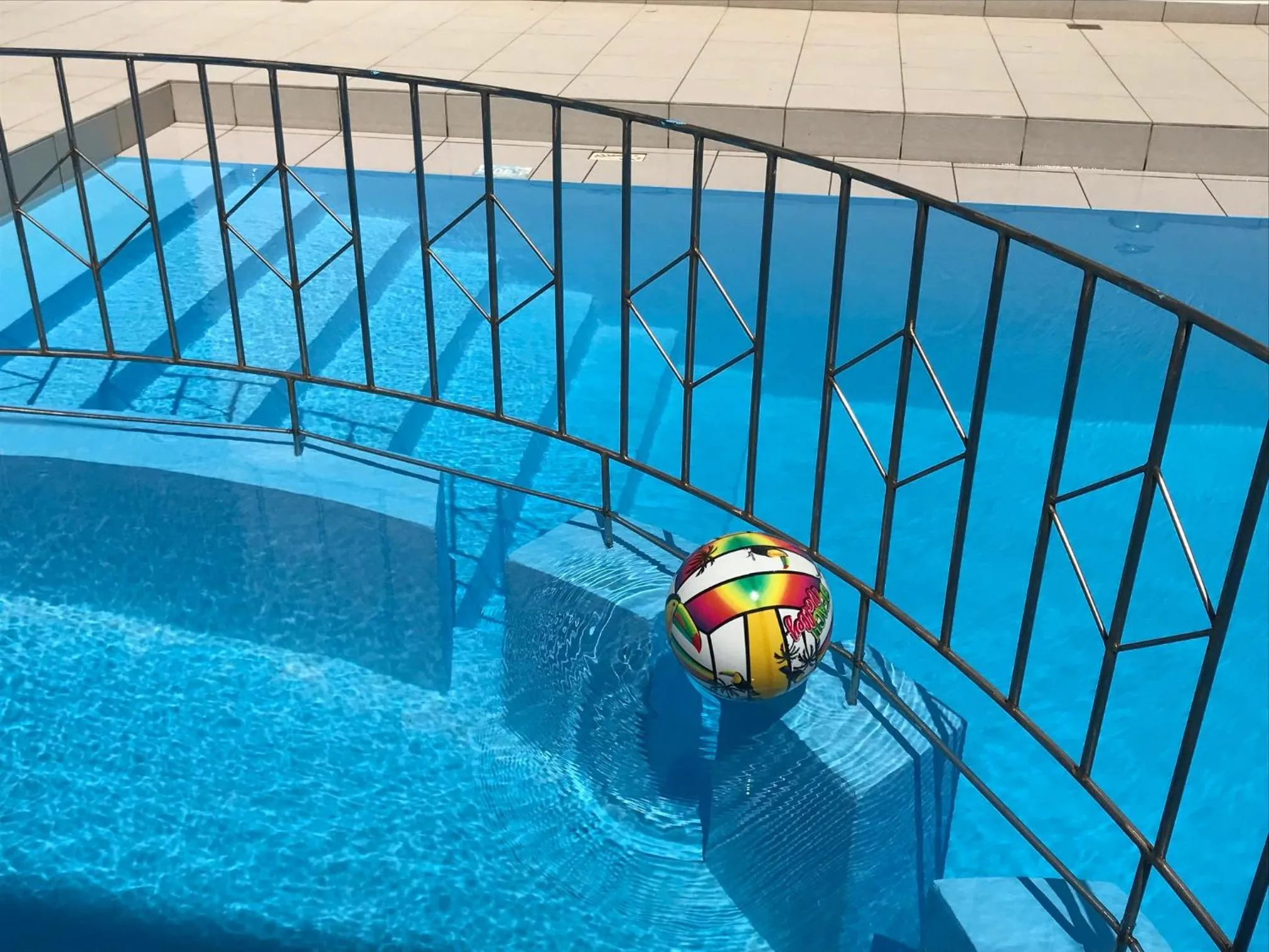 Swimming pool in Kiwi Apartments
