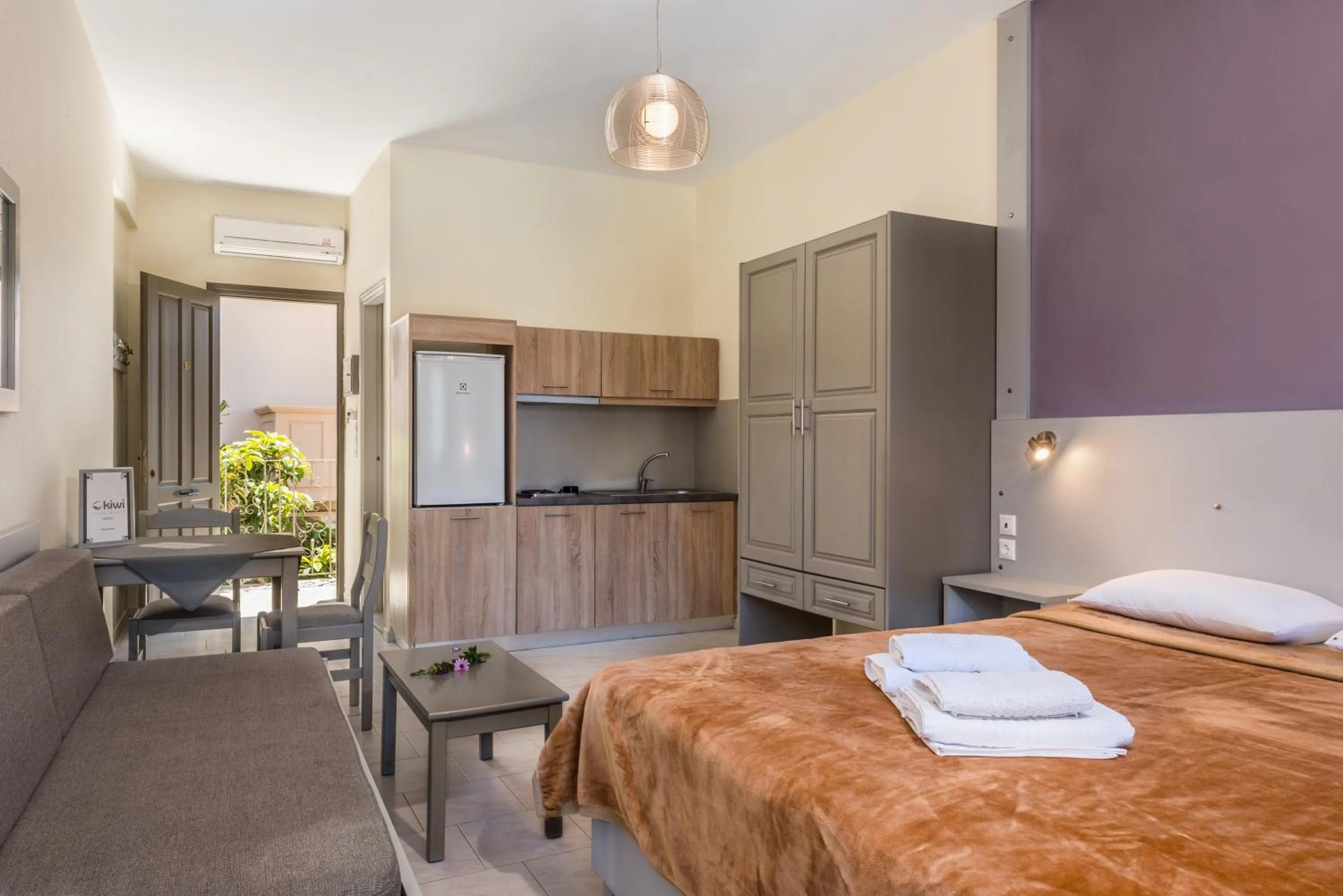 Kitchen or kitchenette, Bed in Kiwi Apartments