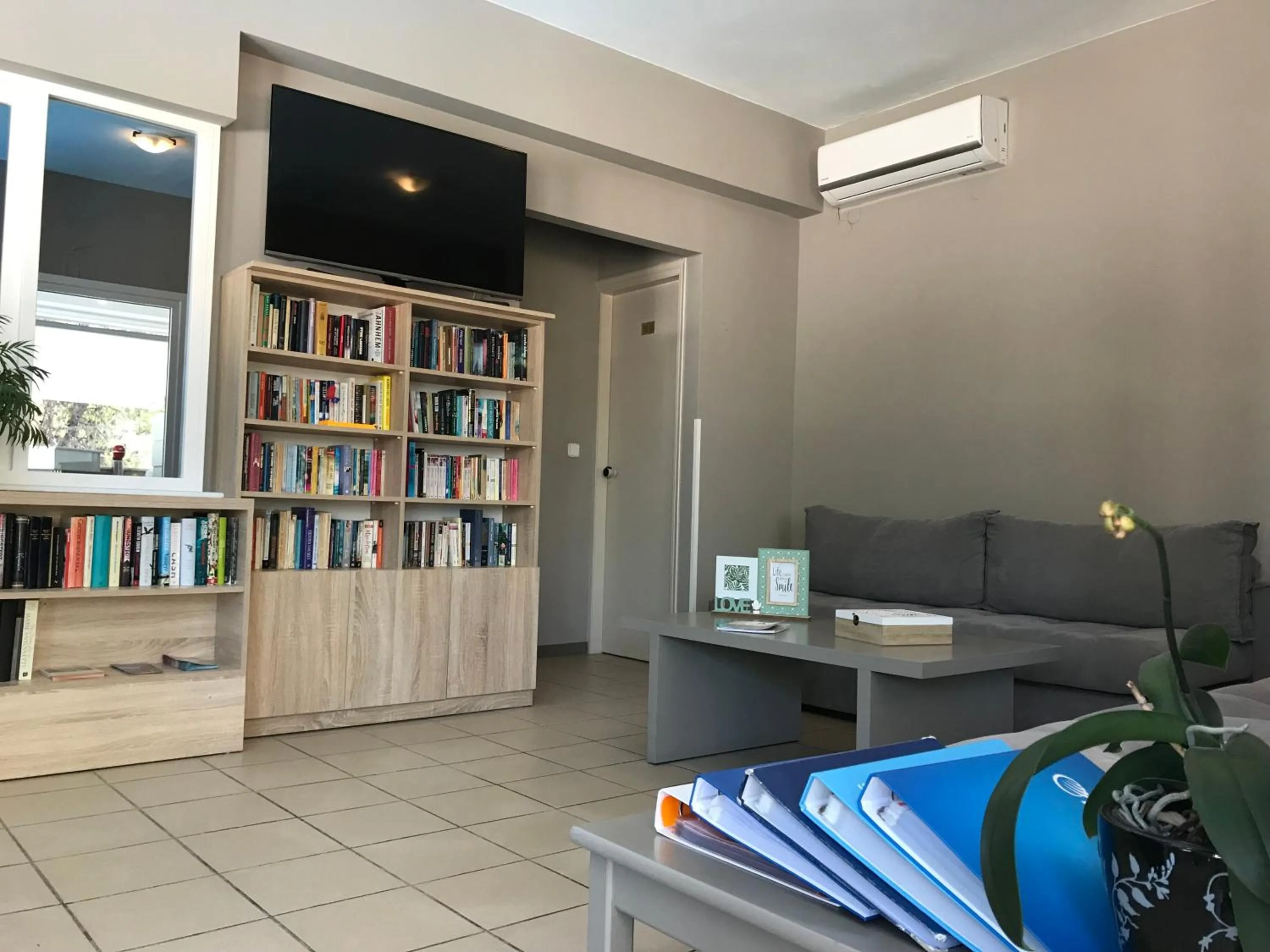 Communal lounge/ TV room in Kiwi Apartments
