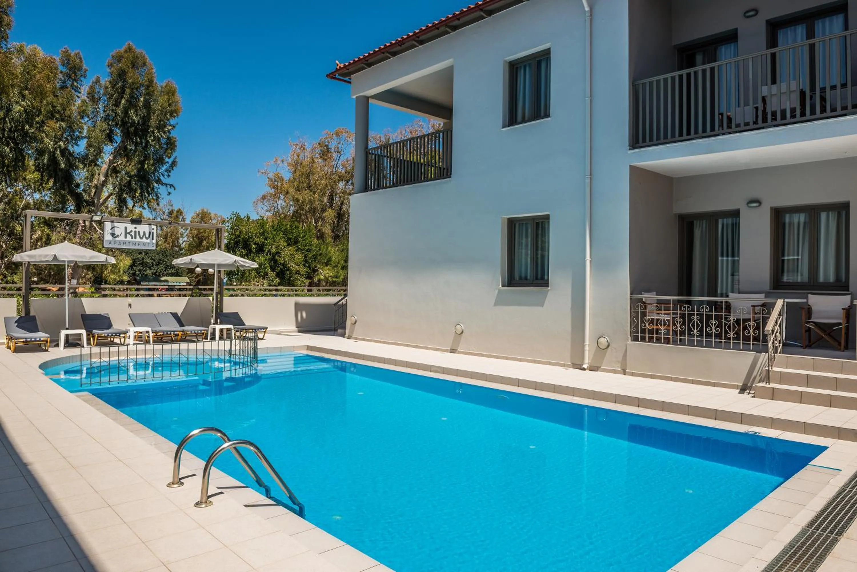 Swimming pool in Kiwi Apartments