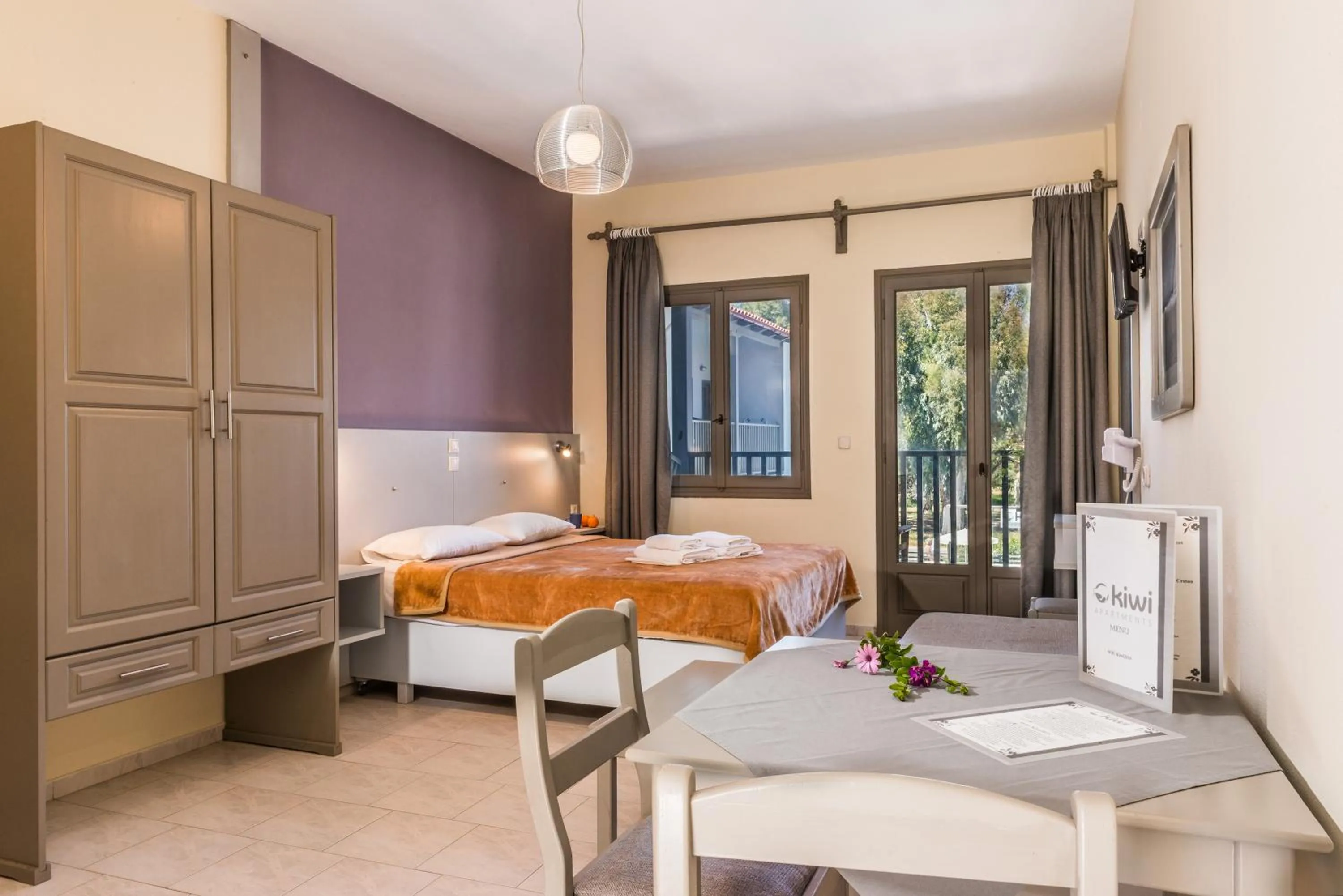 Photo of the whole room, Bed in Kiwi Apartments