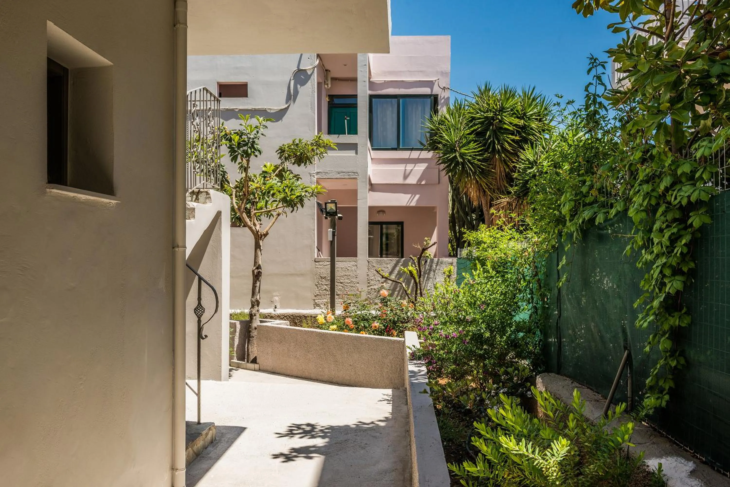 Garden view in Kiwi Apartments