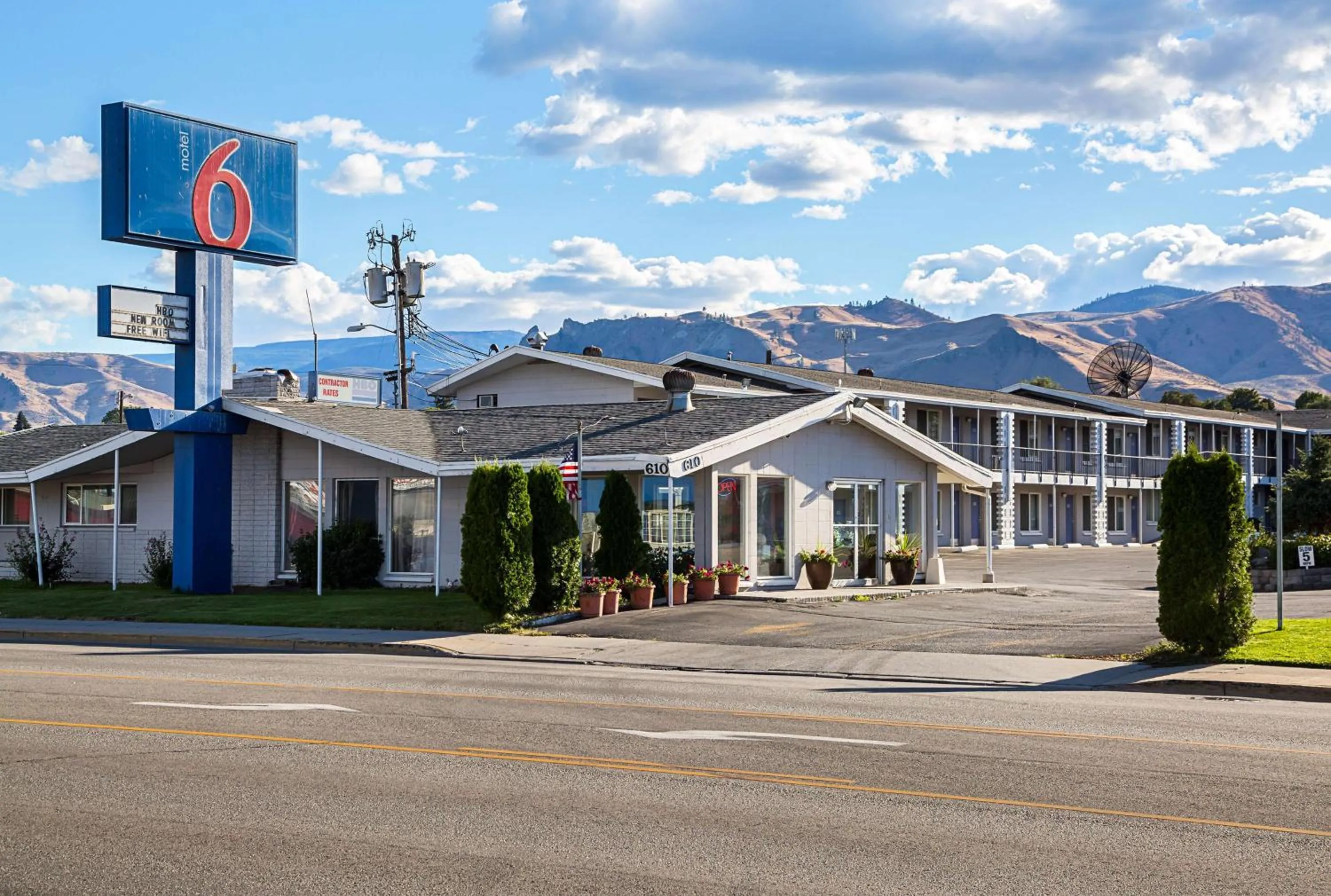 Property building in Motel 6-Wenatchee, WA