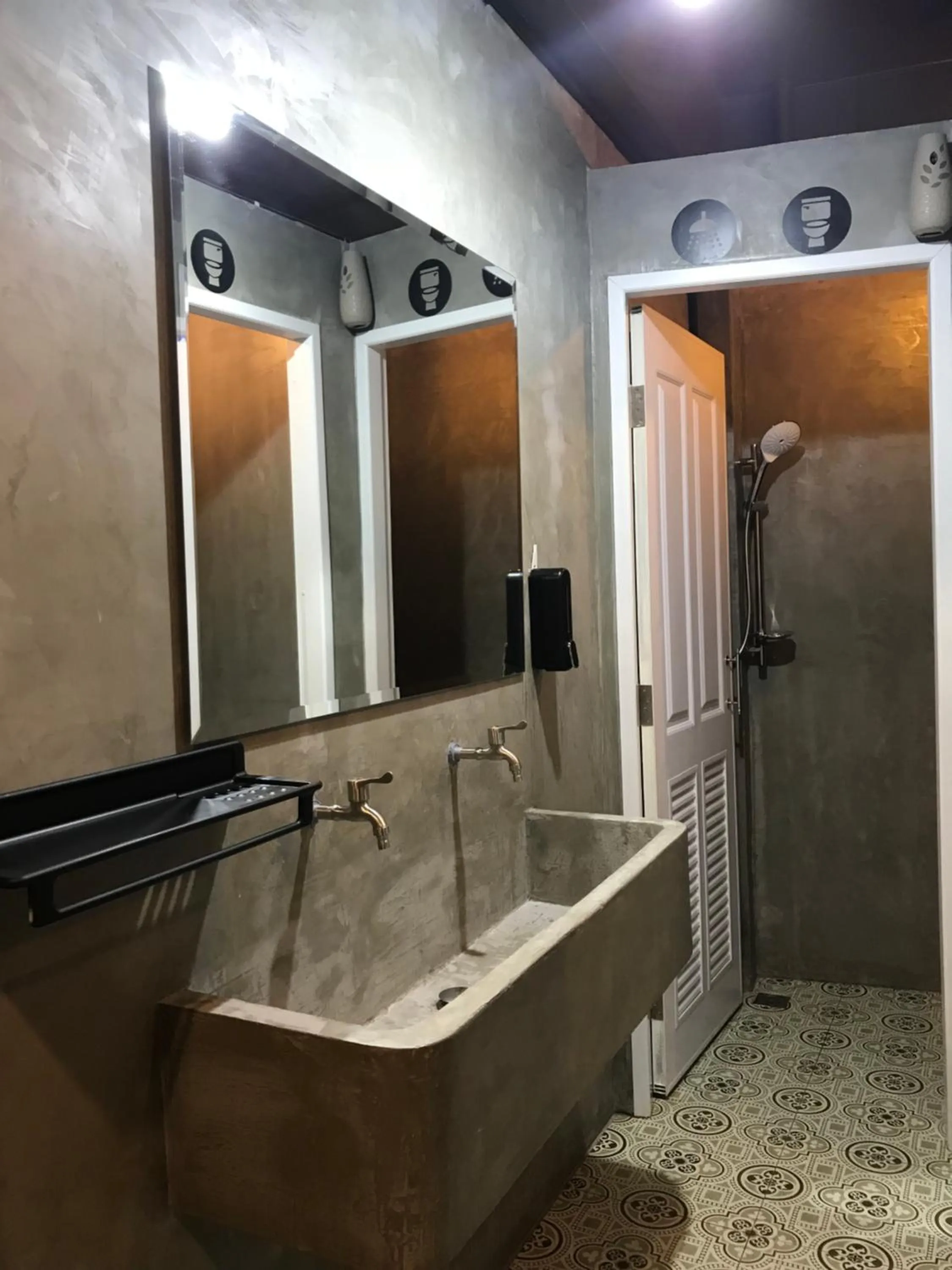 Shower in Arun Old Town