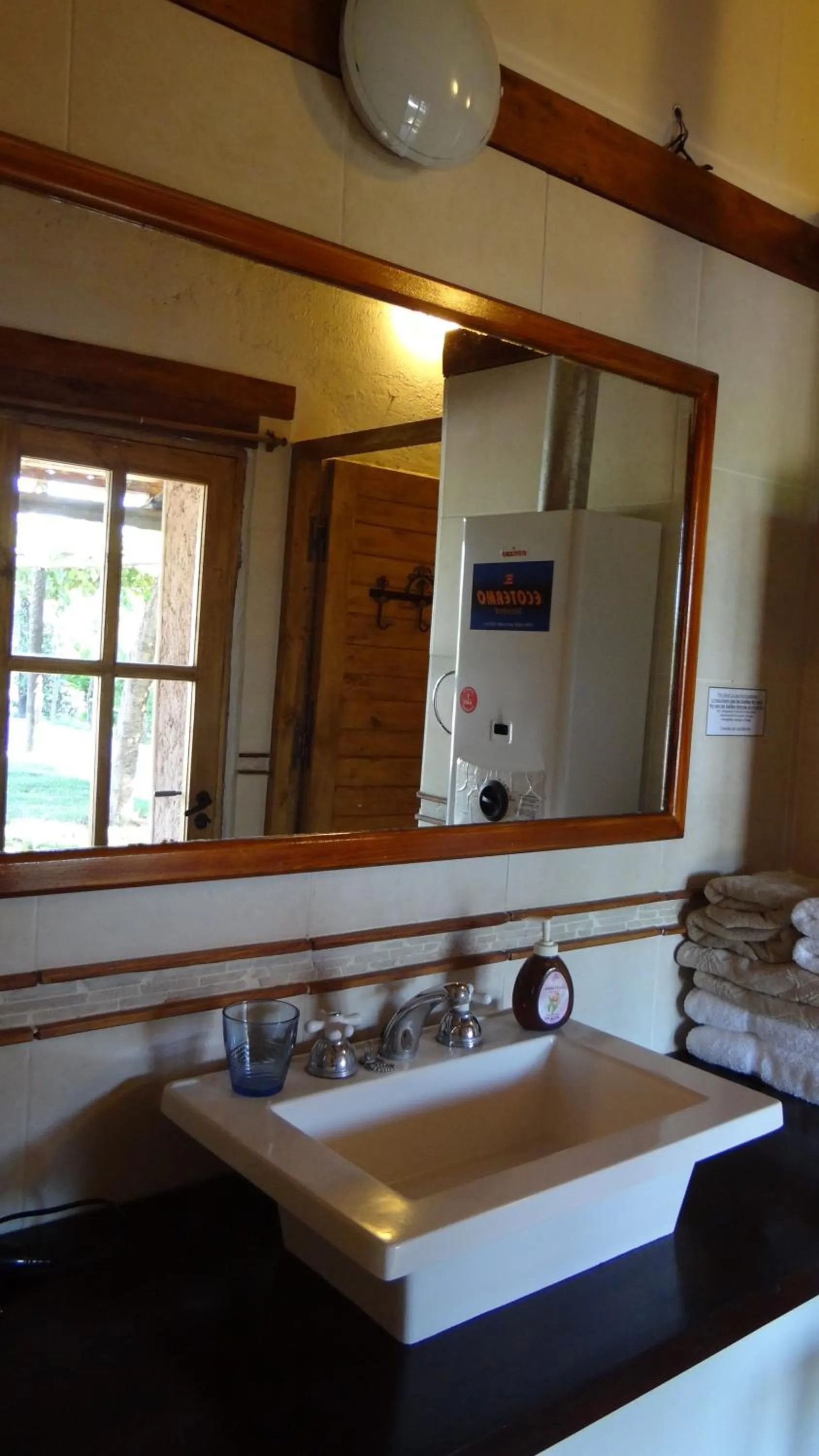 Bathroom in Posada Cavieres Wine Farm