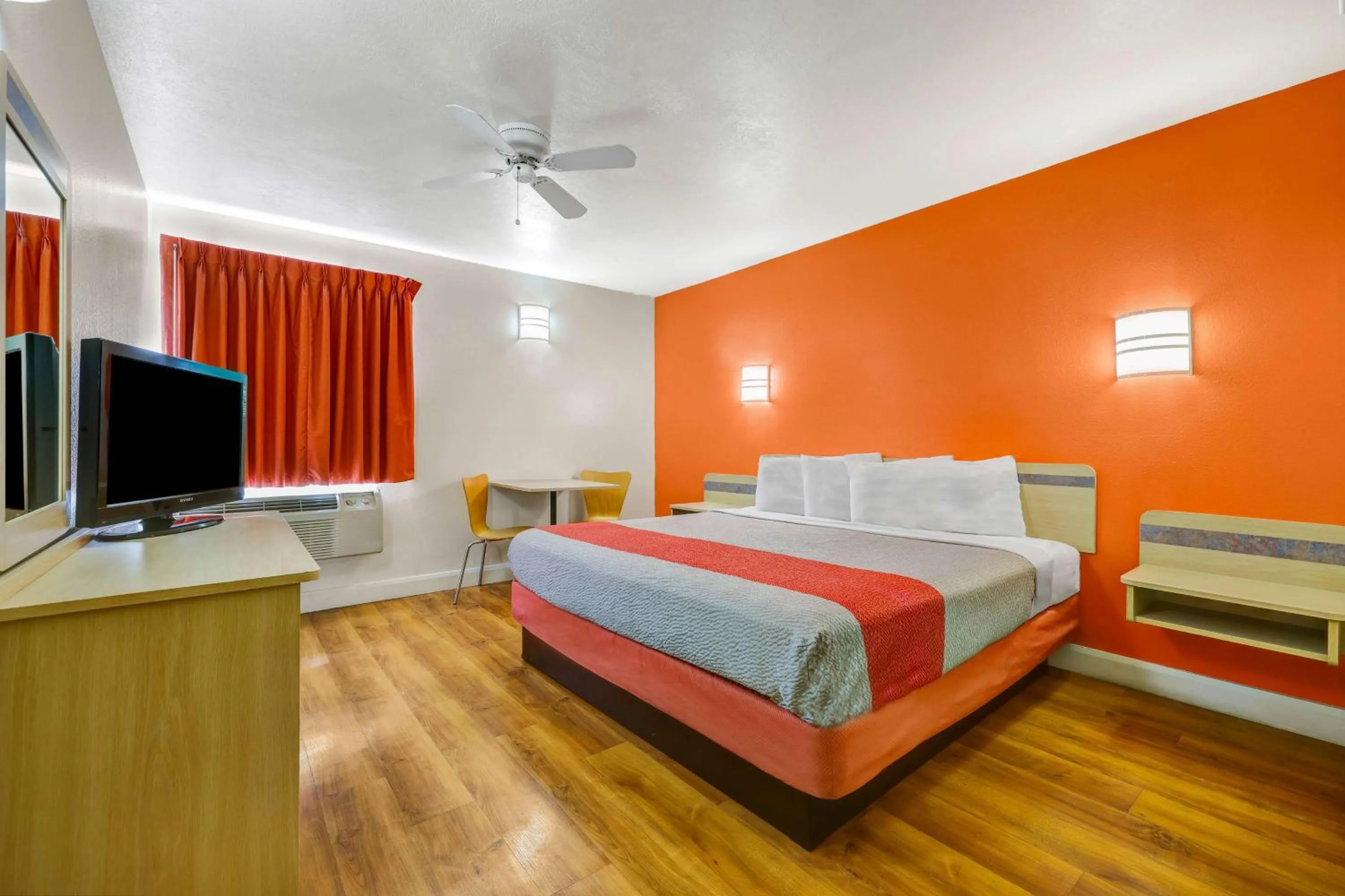 Photo of the whole room, Bed in Motel 6-Beaver, UT