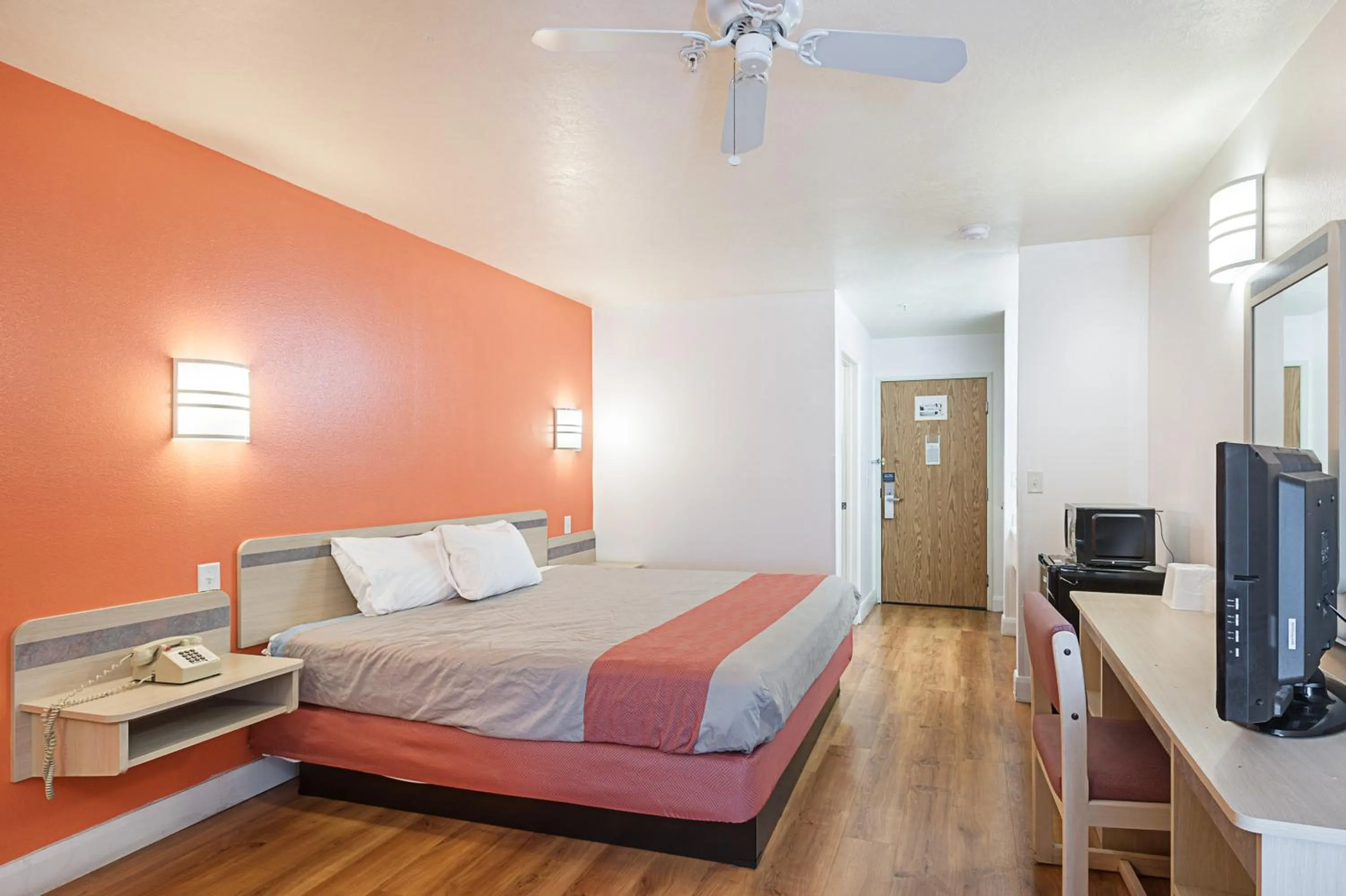 Bedroom, Bed in Motel 6-Beaver, UT