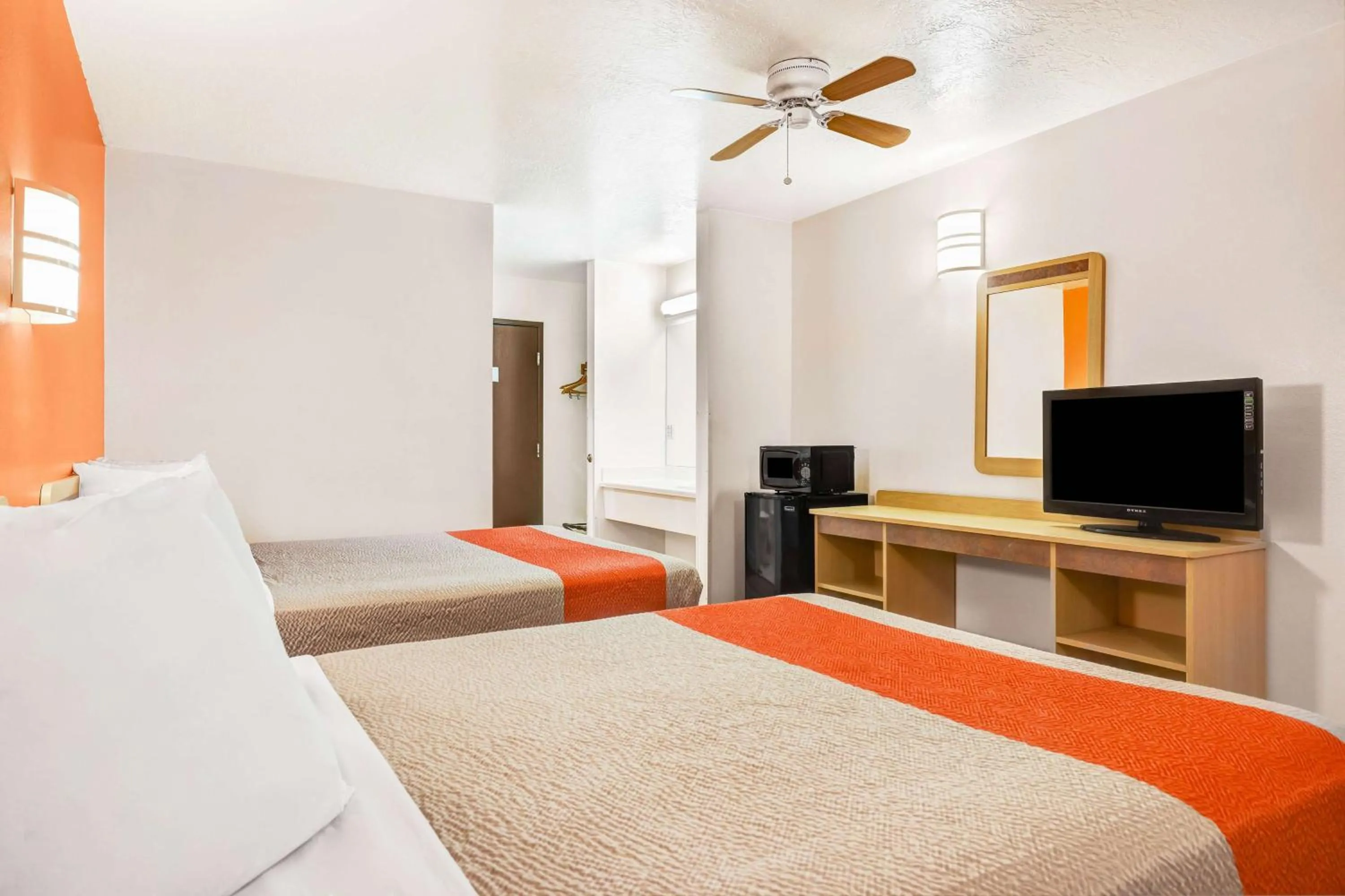 Bedroom, Bed in Motel 6-Beaver, UT