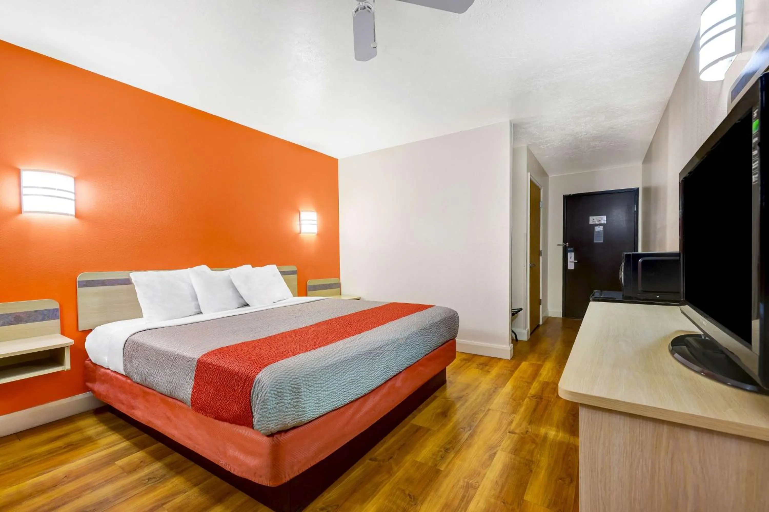 Photo of the whole room, Bed in Motel 6-Beaver, UT