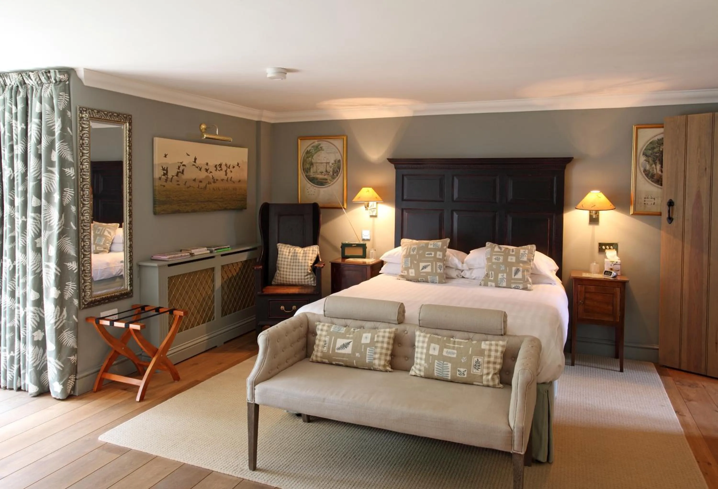 Photo of the whole room, Bed in Luxury Escape