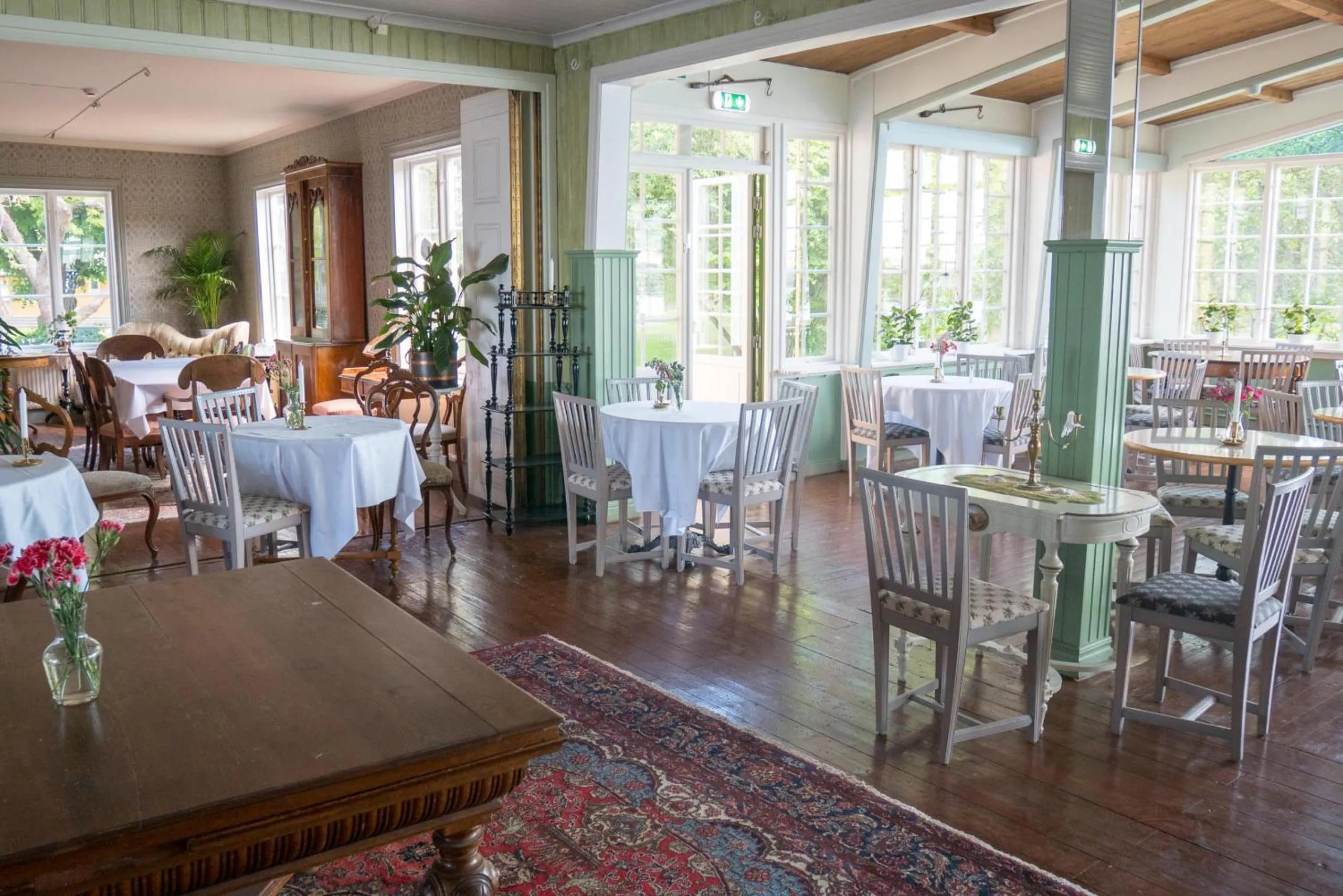 Restaurant/places to eat in Warfsholm