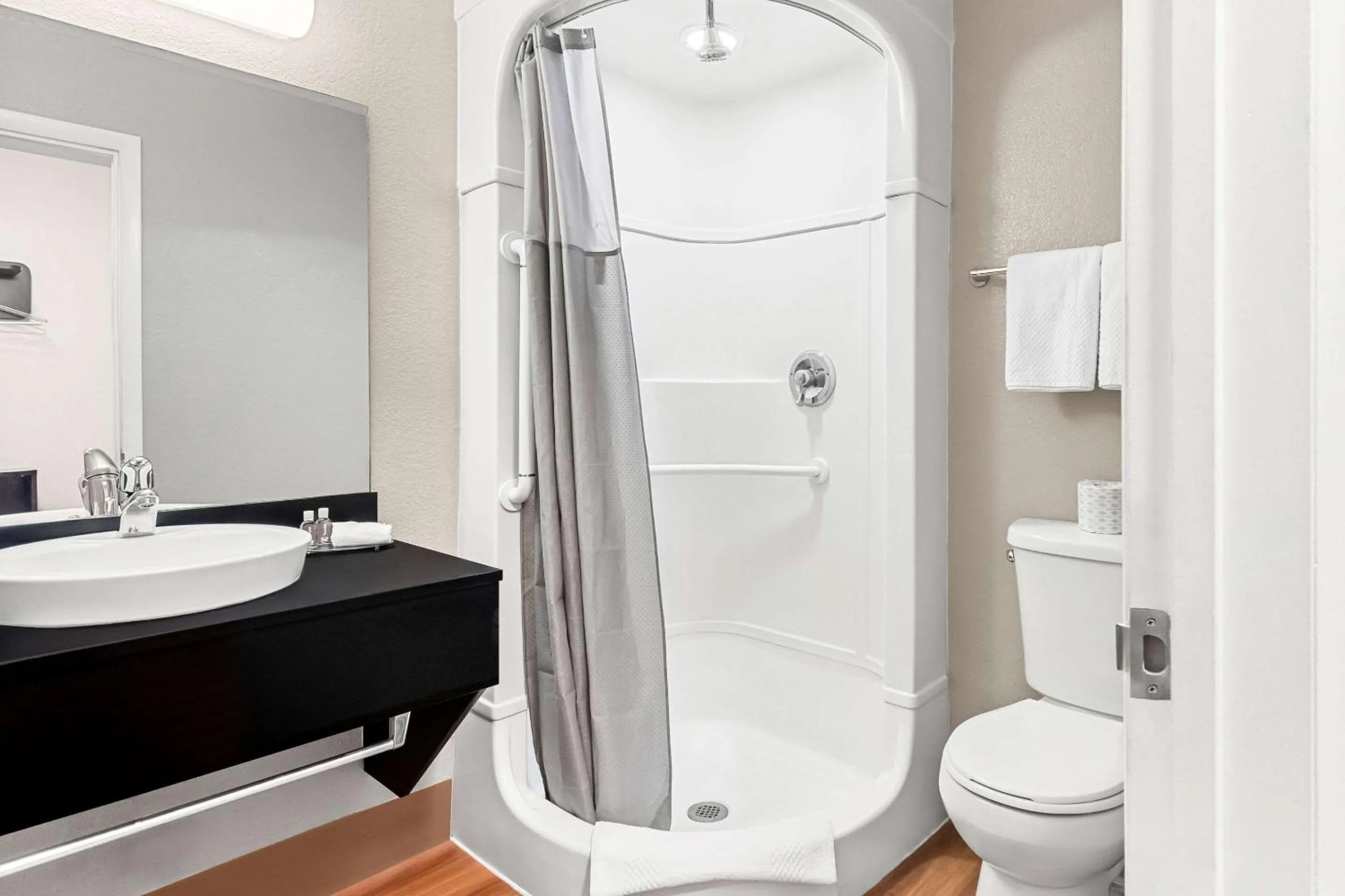 Bedroom in Econo Lodge