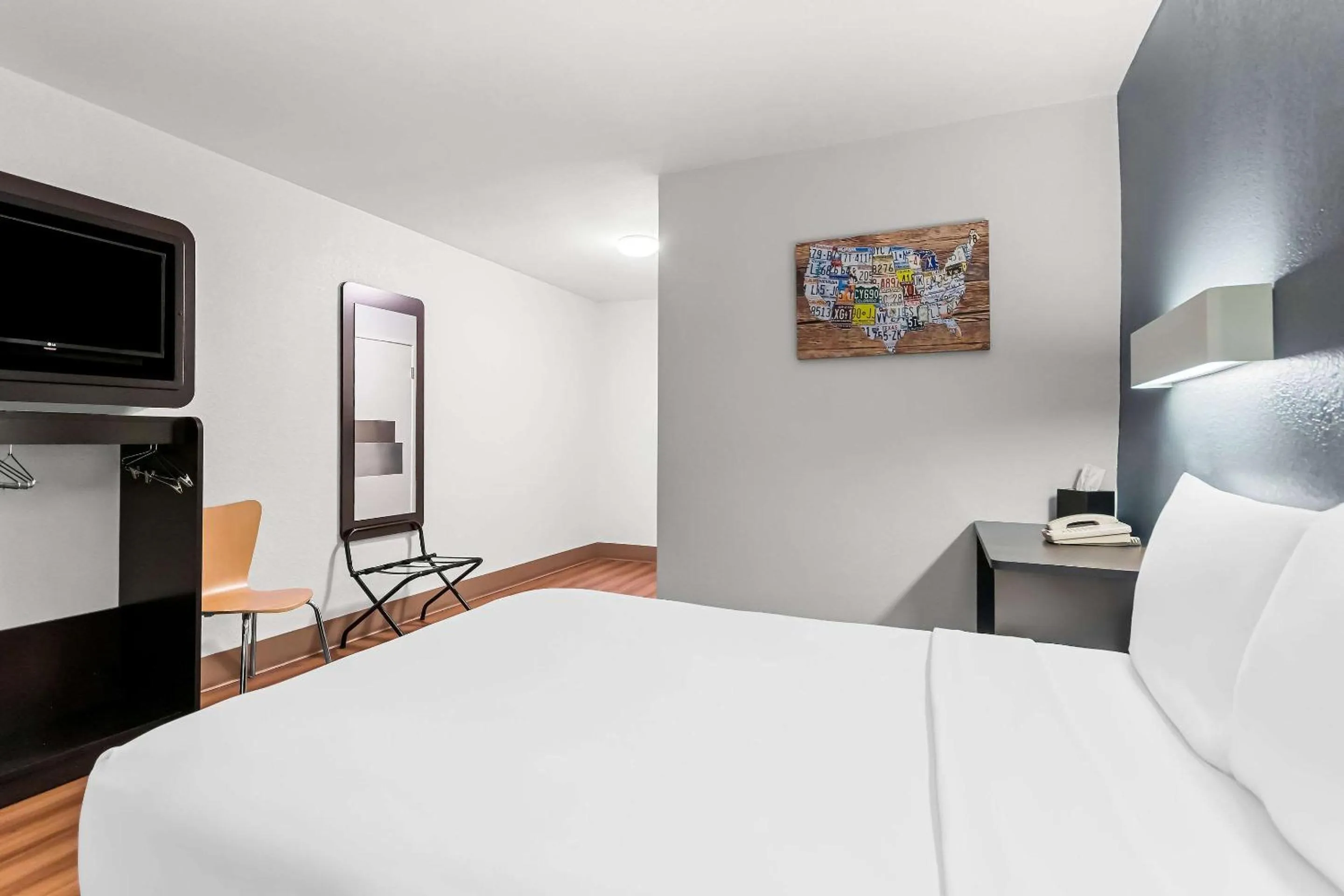 Bedroom, Bed in Econo Lodge