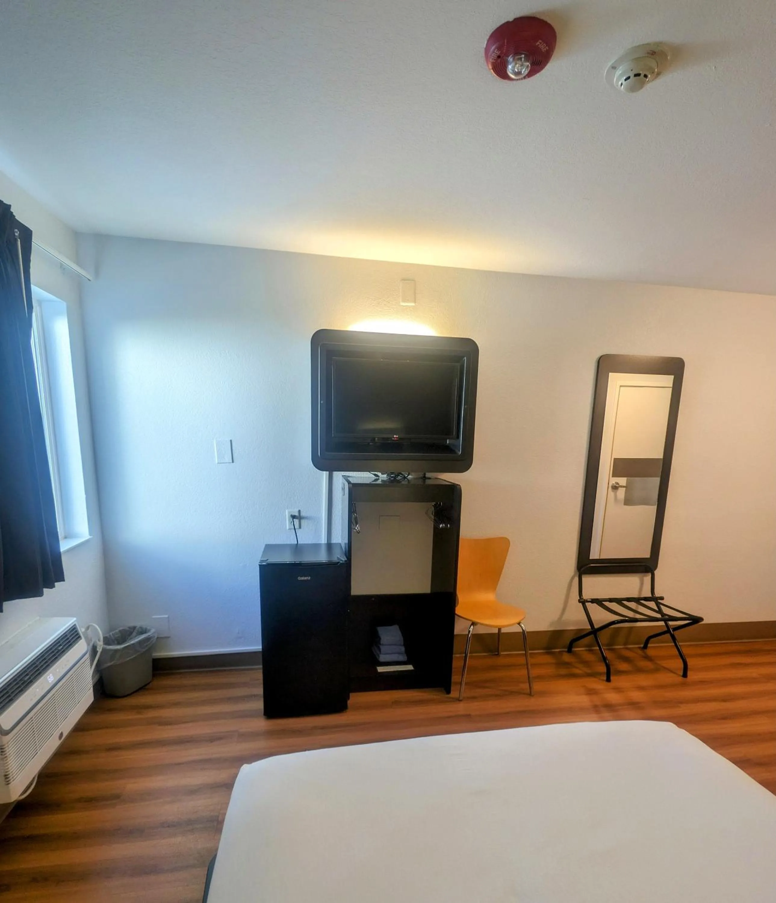 TV and multimedia, Bed in Econo Lodge