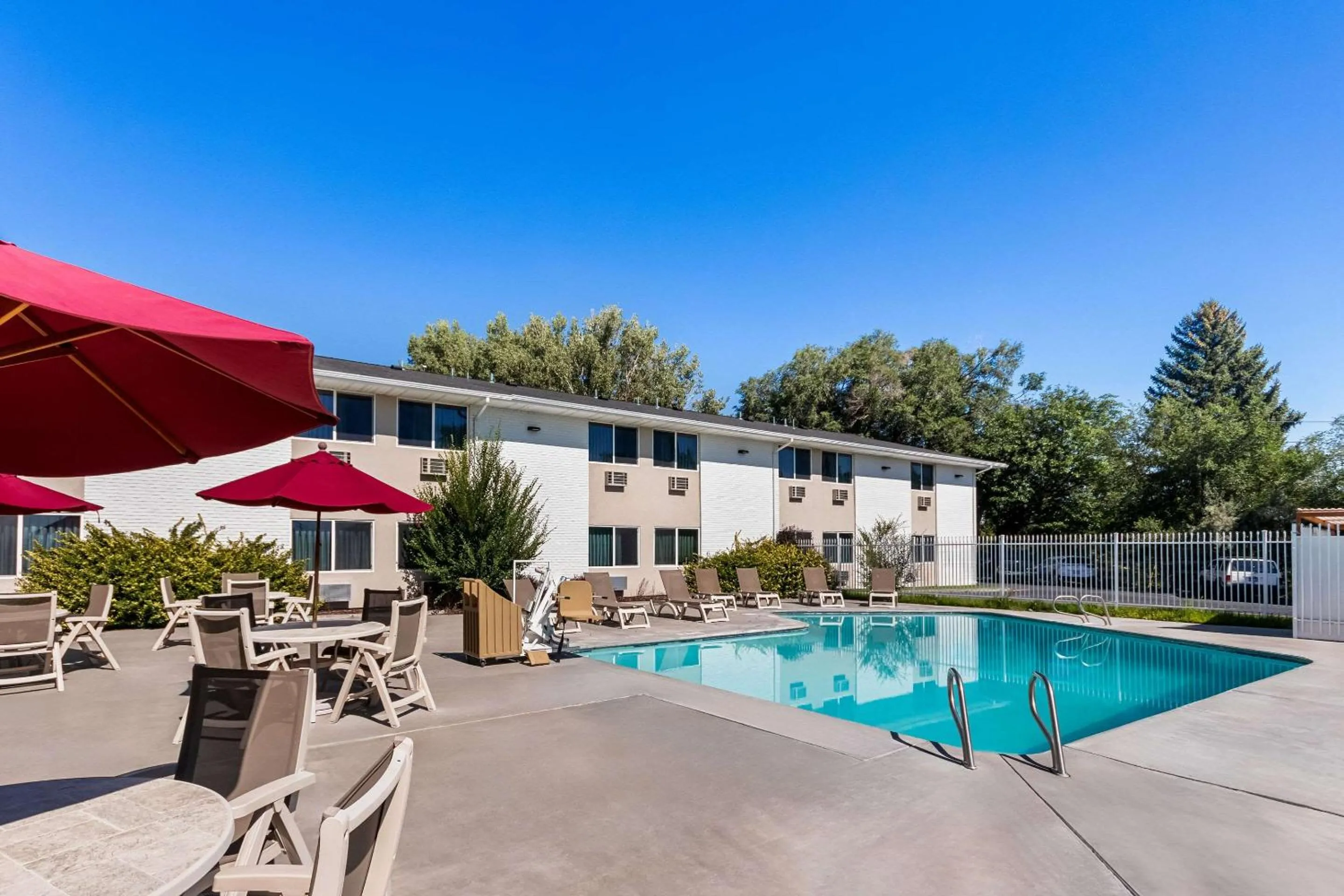 Swimming pool in Econo Lodge