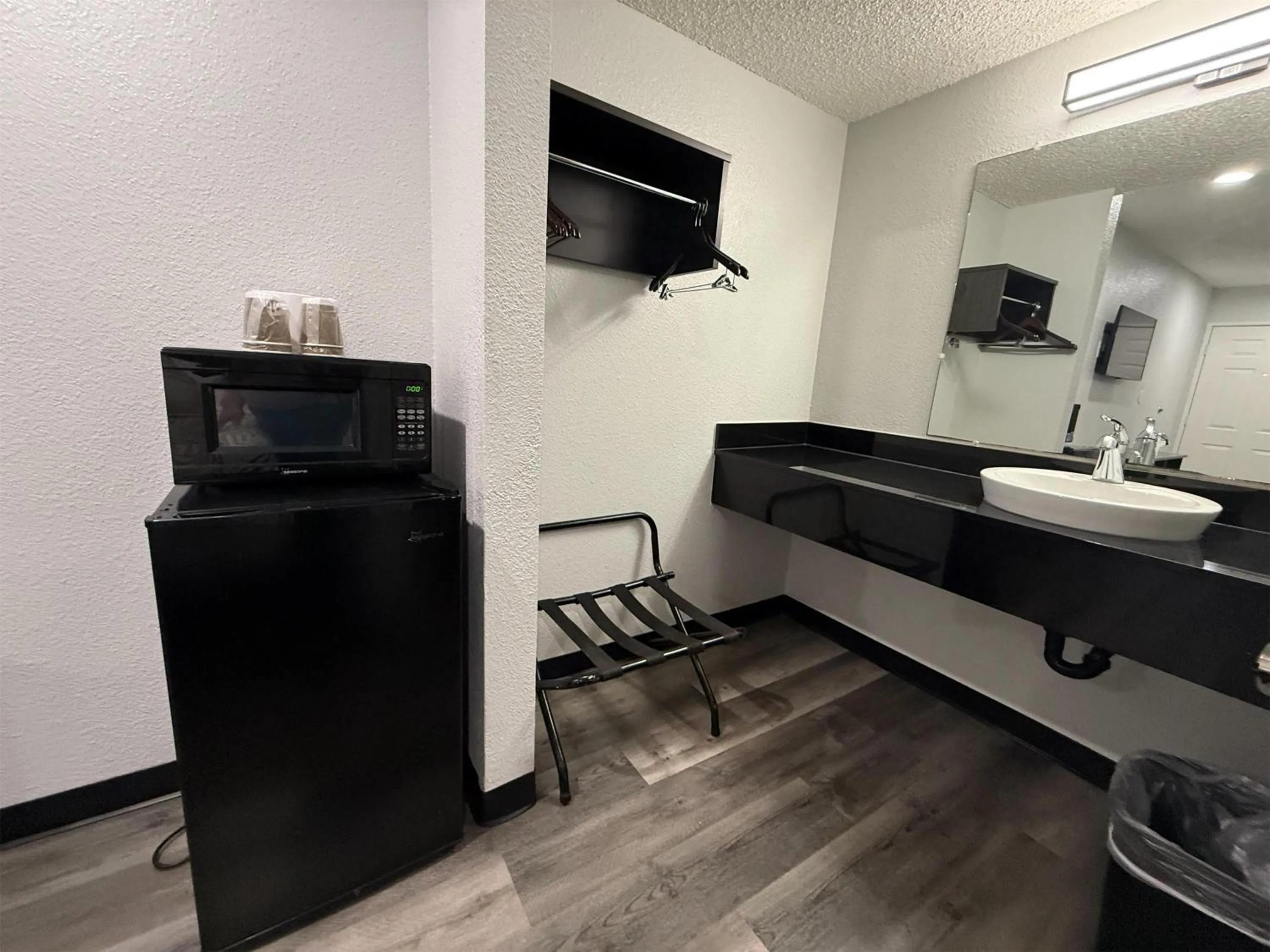 Bedroom in Motel 6-Seattle, WA - South