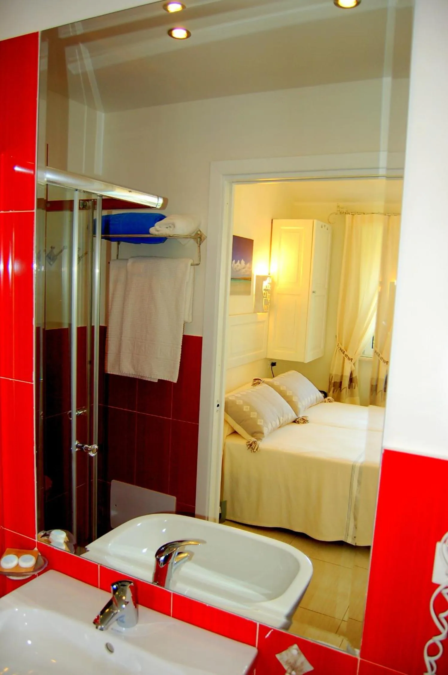 Bathroom, Bed in Hotel Budoni Beach