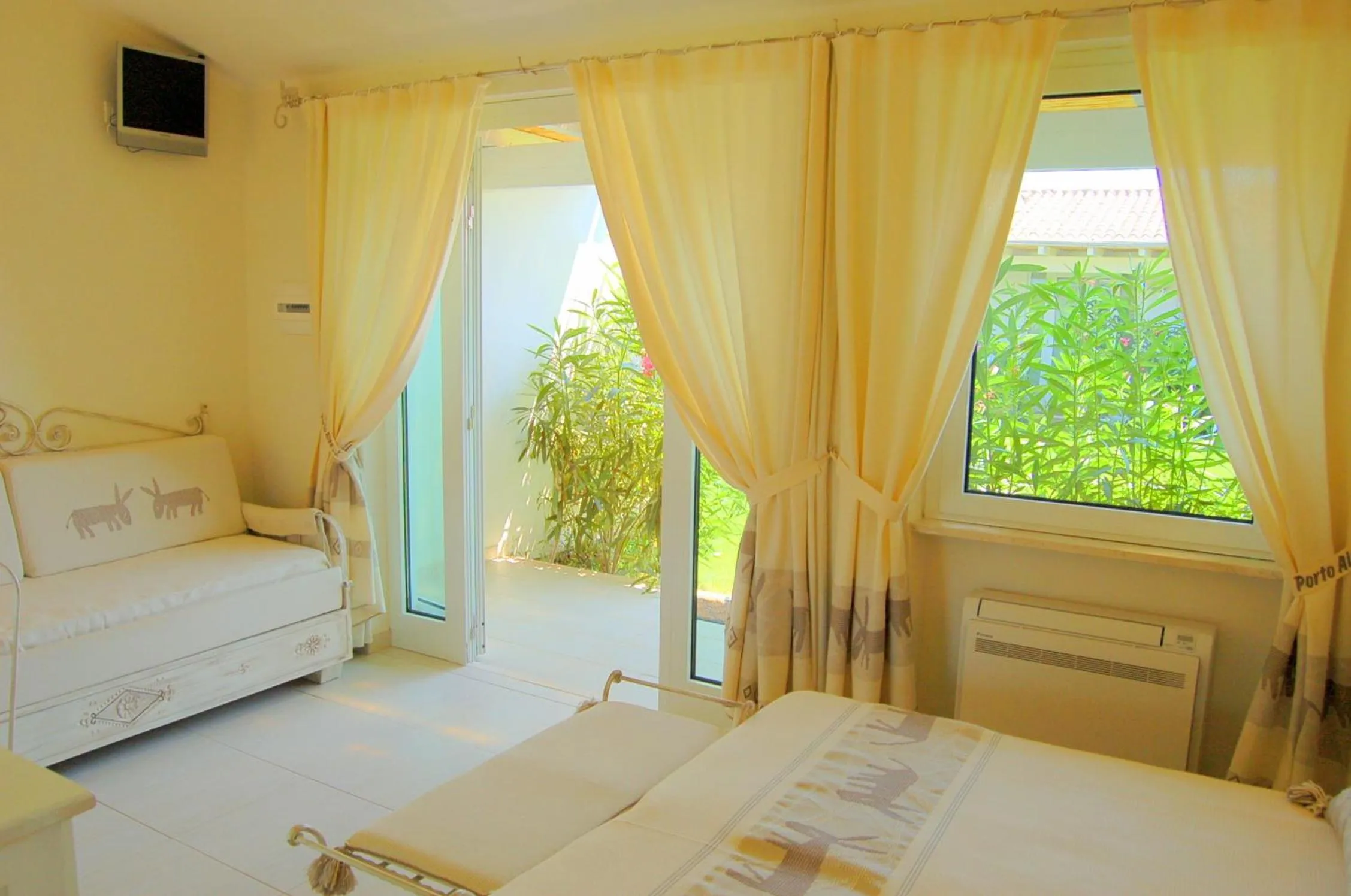 Photo of the whole room, Bed in Hotel Budoni Beach
