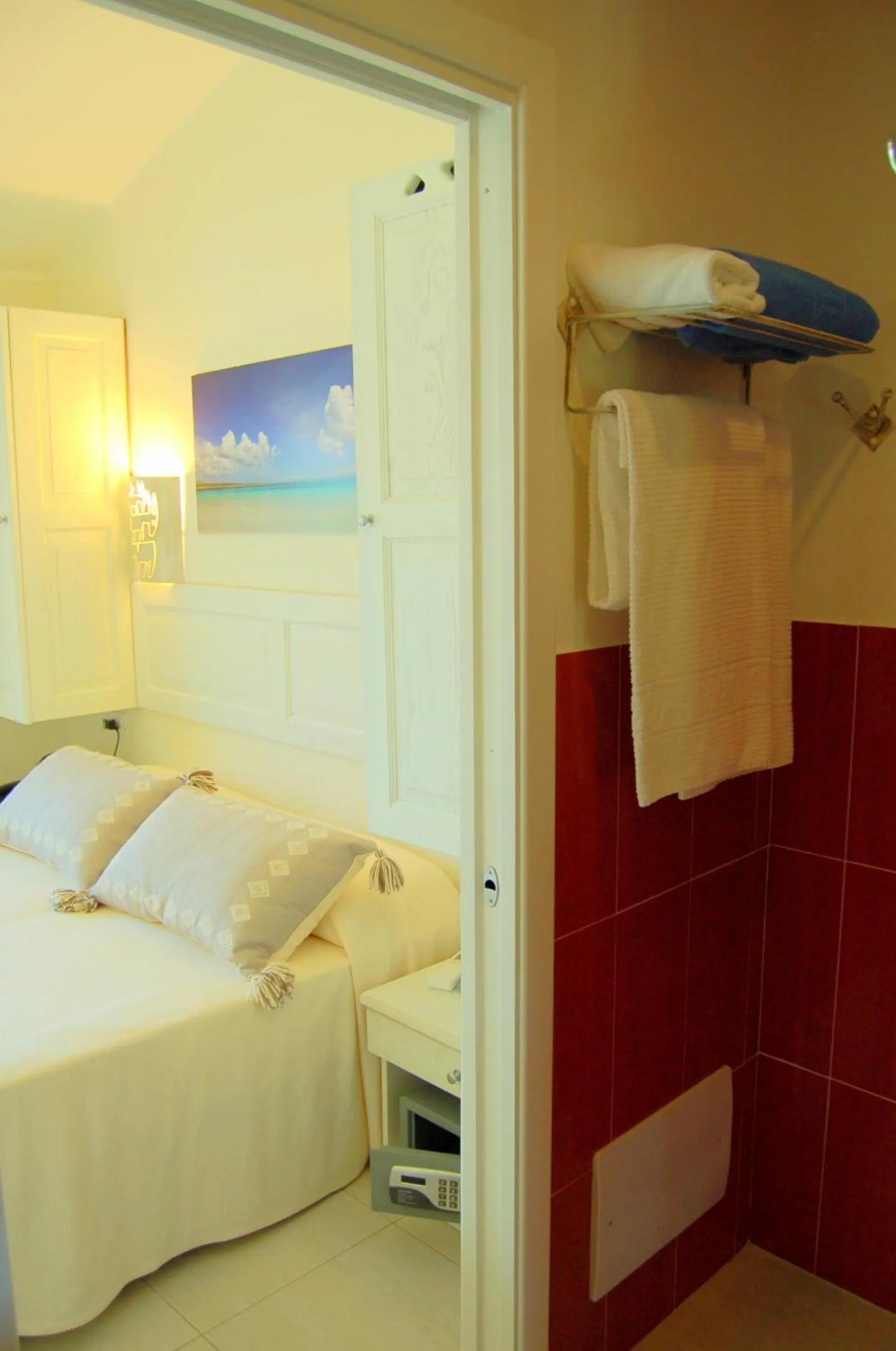 Bathroom, Bed in Hotel Budoni Beach