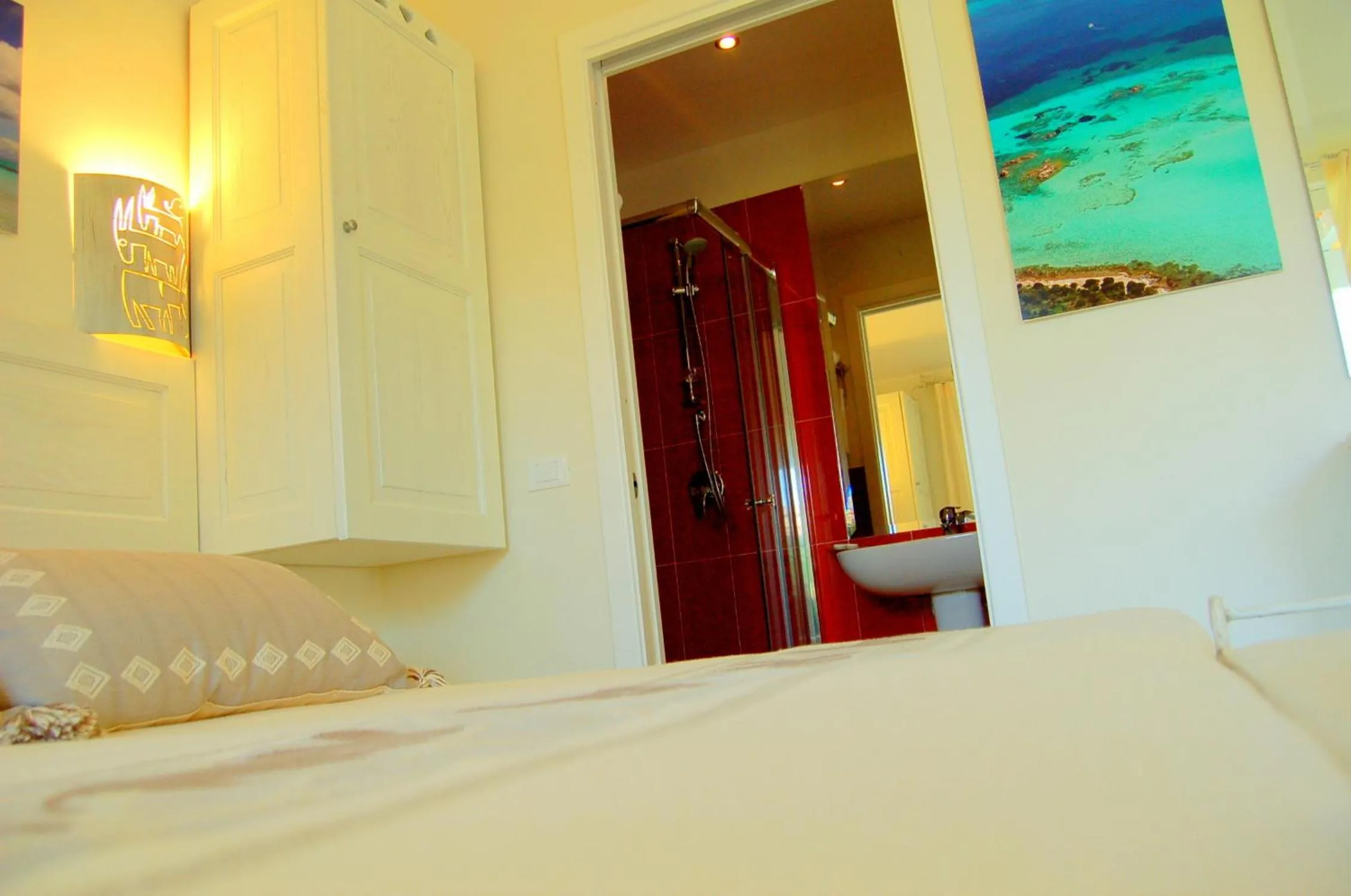 Bathroom, Bed in Hotel Budoni Beach