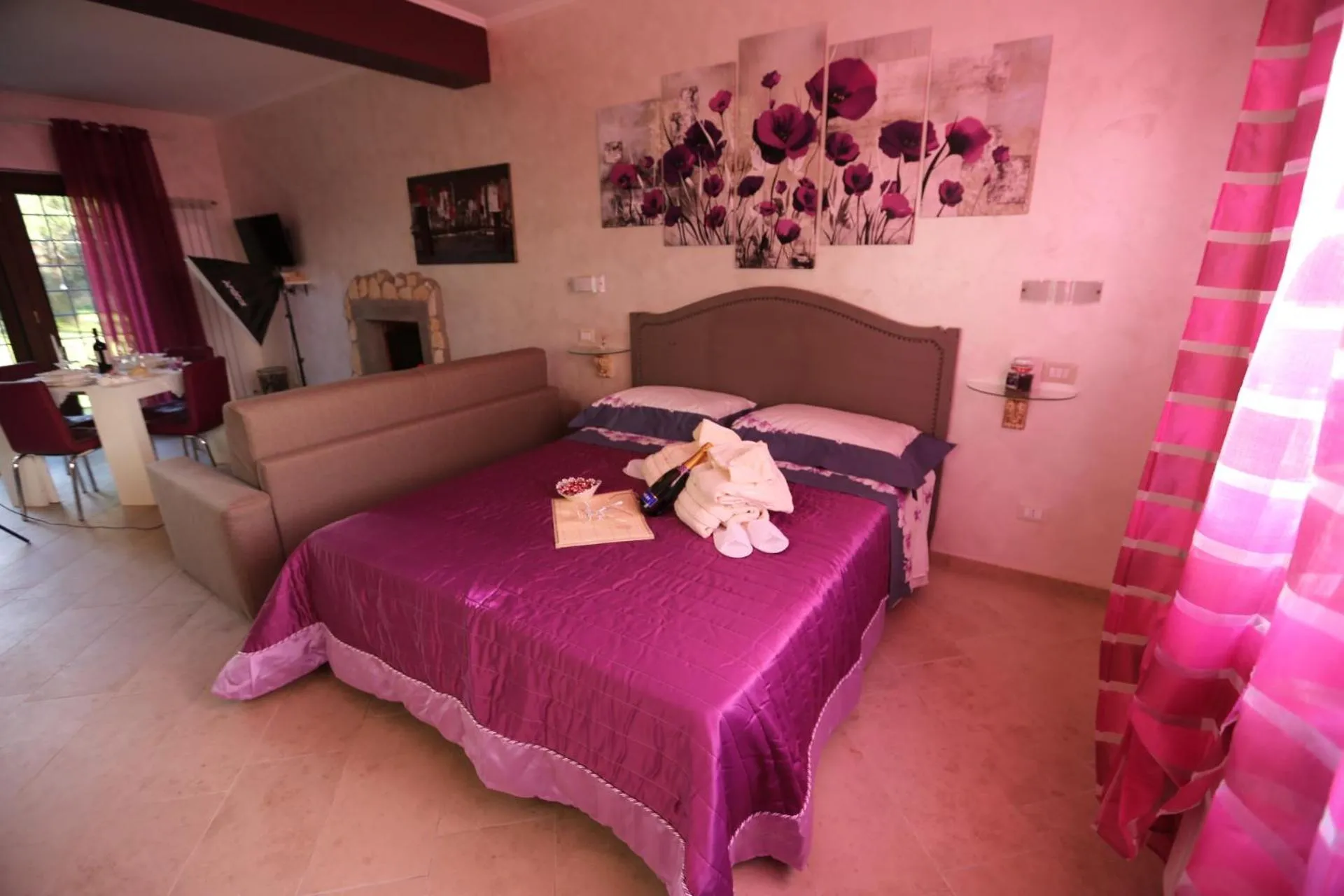Photo of the whole room, Bed in angolo di paradiso