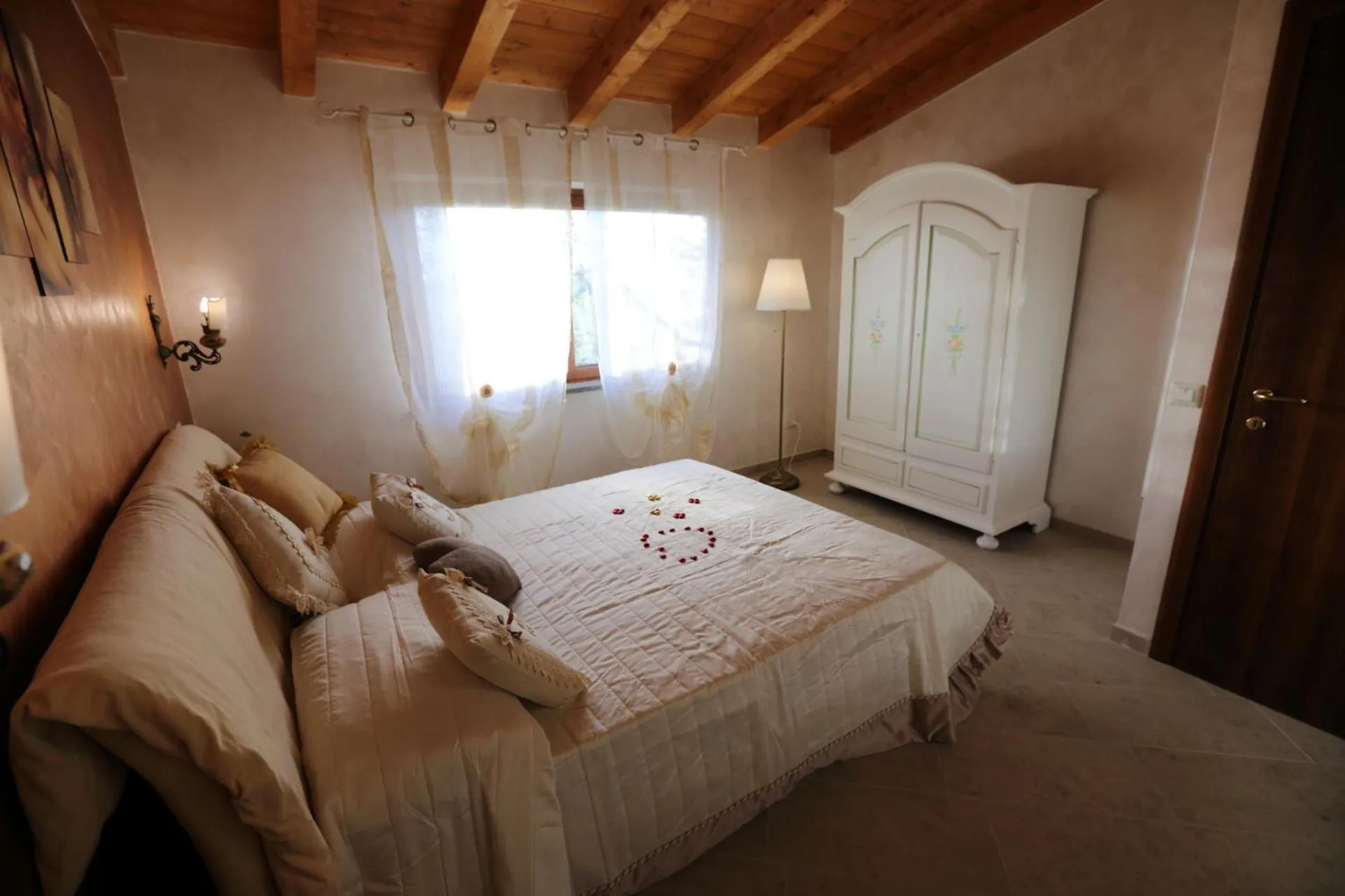 Bedroom, Bed in angolo di paradiso